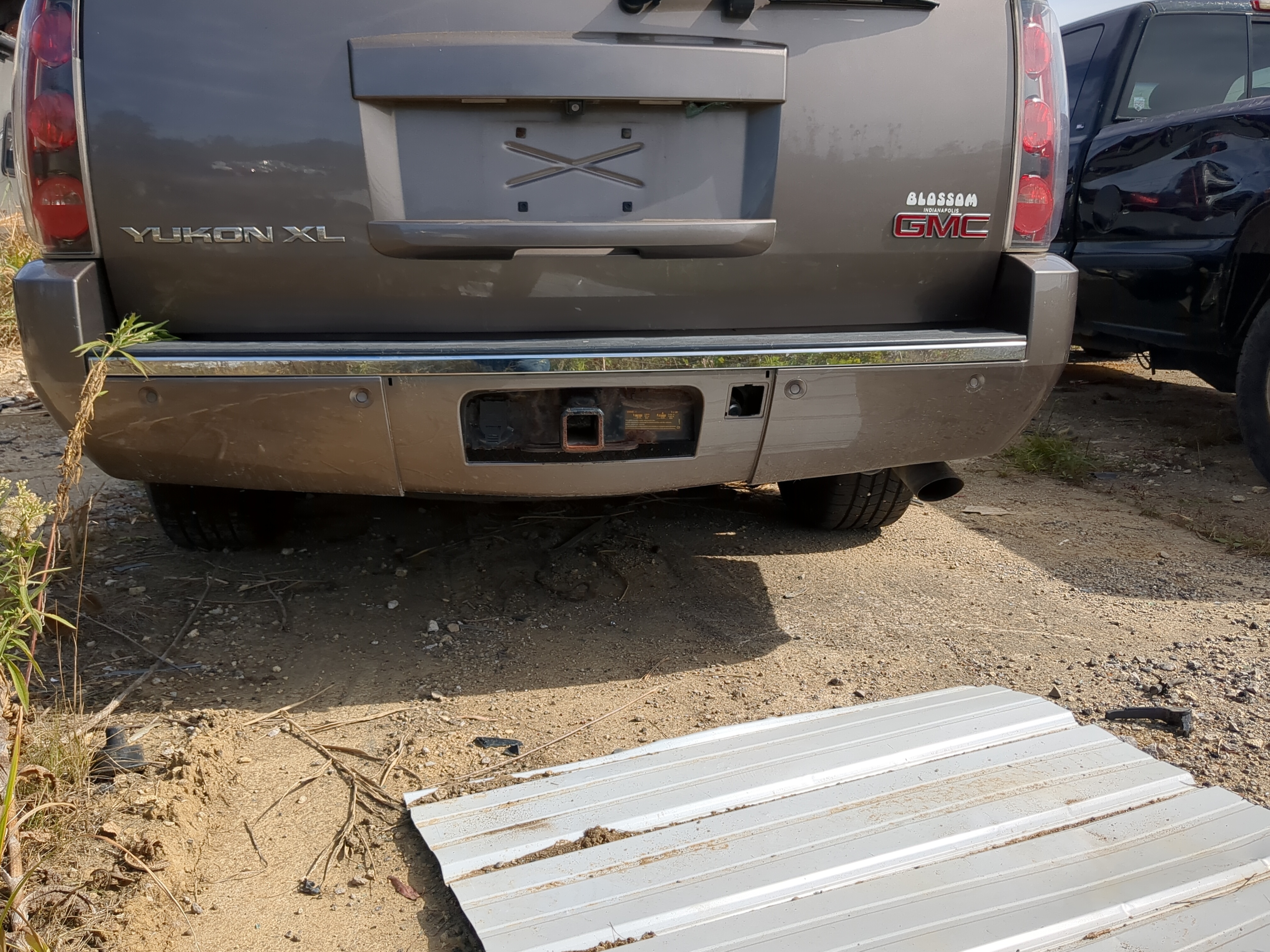 2007-2014 Gmc Yukon Xl 1500 Rear Bumper Assembly Oem 1186133 - Oemusedautoparts1.com