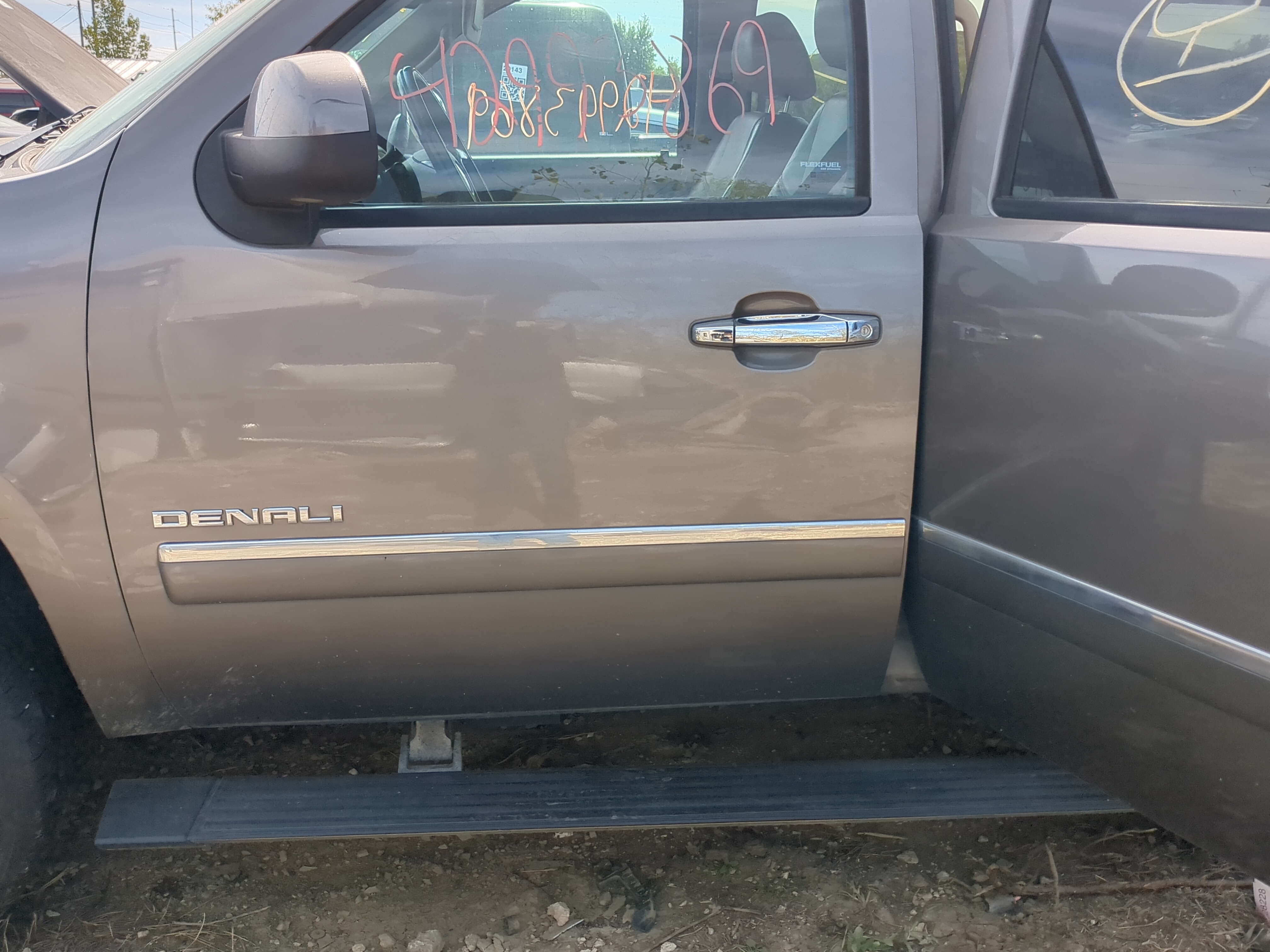 2011-2014 Gmc Yukon Xl 1500 Driver Front Door Oem 1186193 - Oemusedautoparts1.com