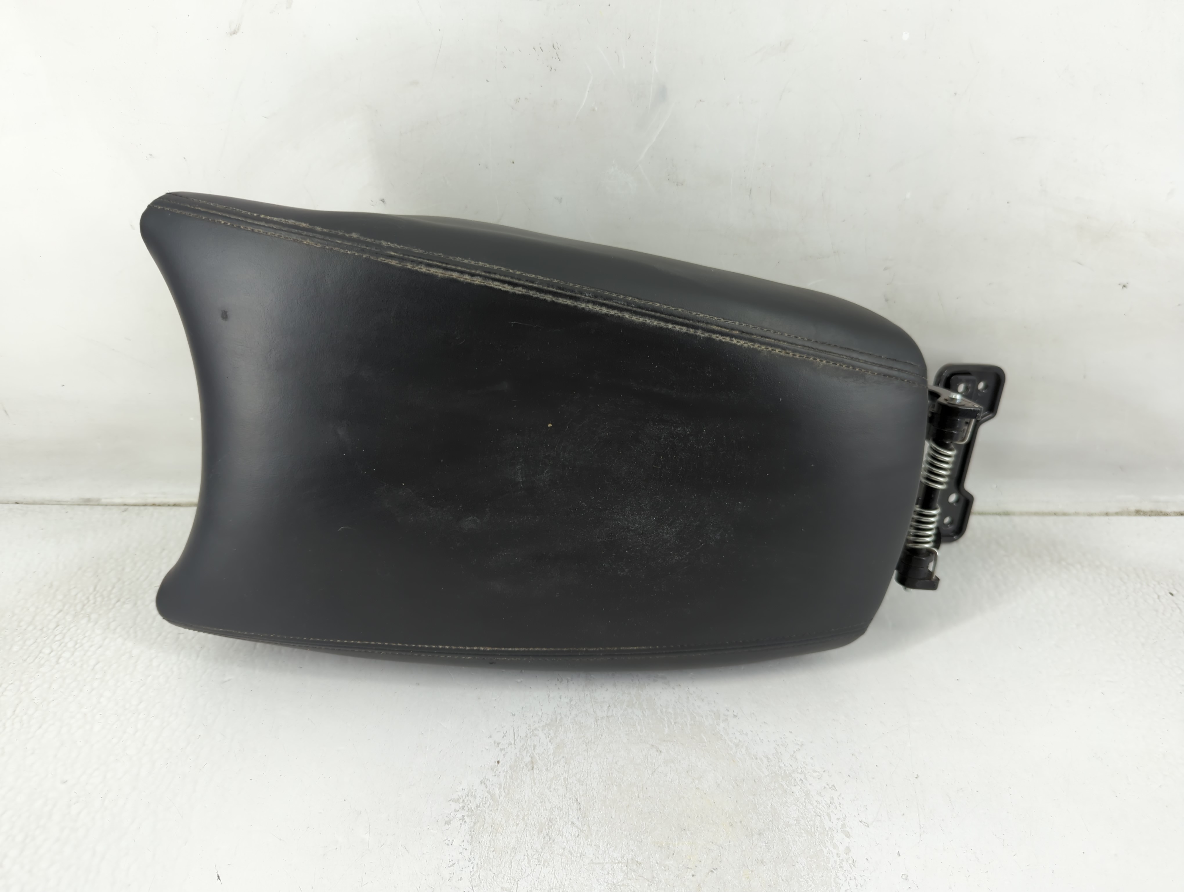 2012-2017 Hyundai Azera Center Console Armrest Cover Lid Black 1186951 - Oemusedautoparts1.com