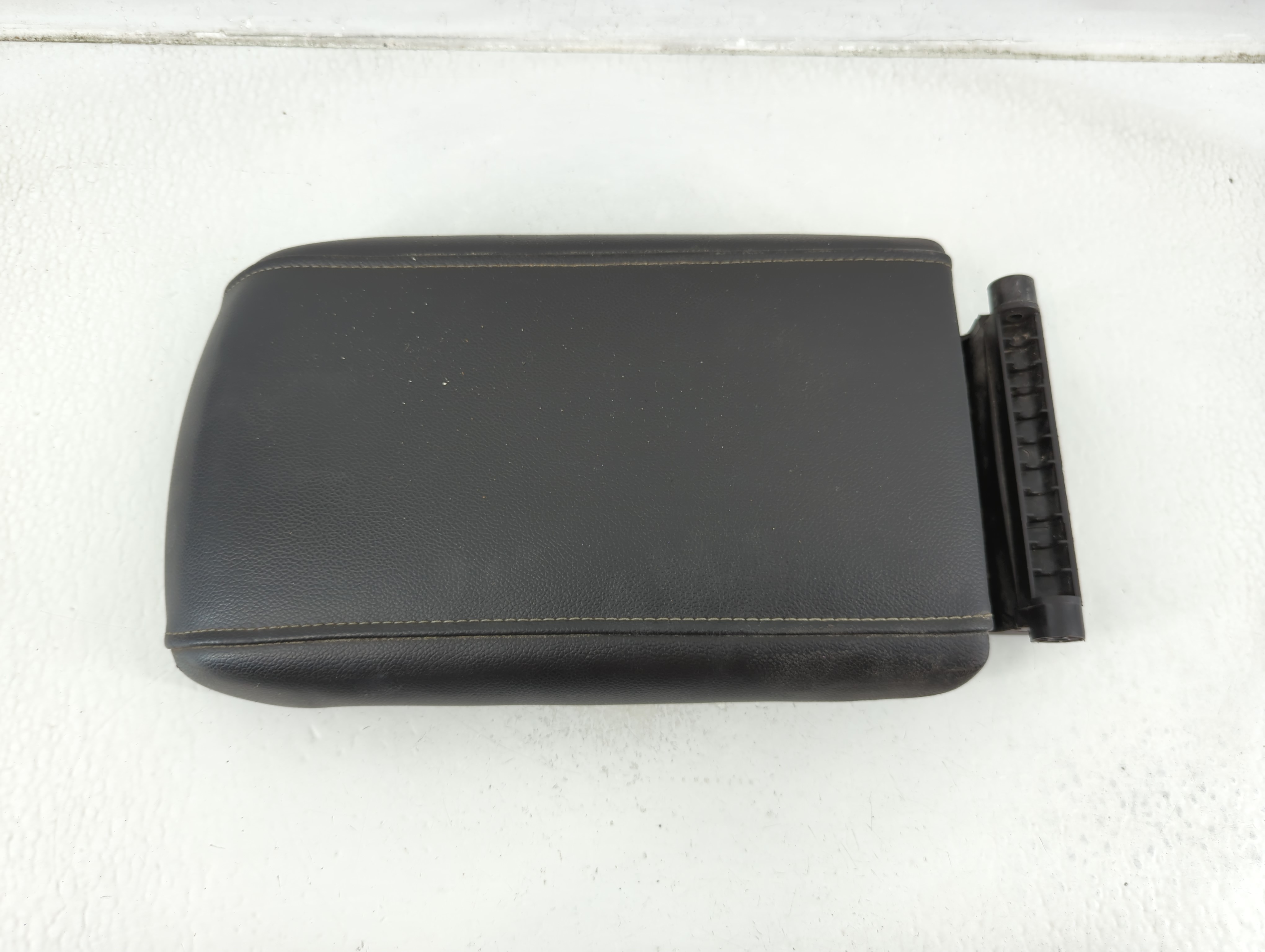 2019-2019 Gmc Acadia Center Console Armrest Cover Lid Black 1187355 - Oemusedautoparts1.com