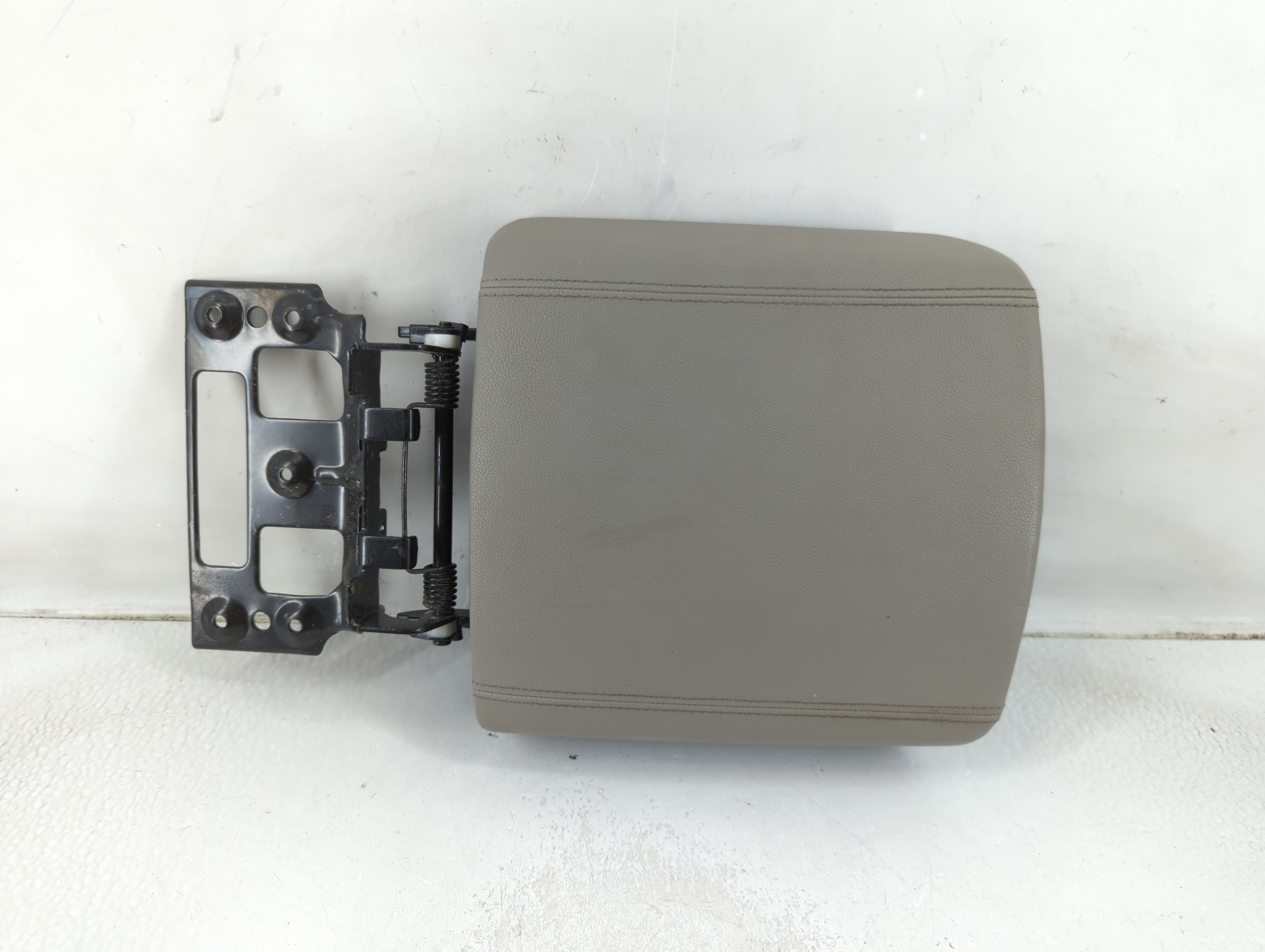 2018 Kia Sedona Center Console Armrest Cover Lid Gray 1187397 - Oemusedautoparts1.com