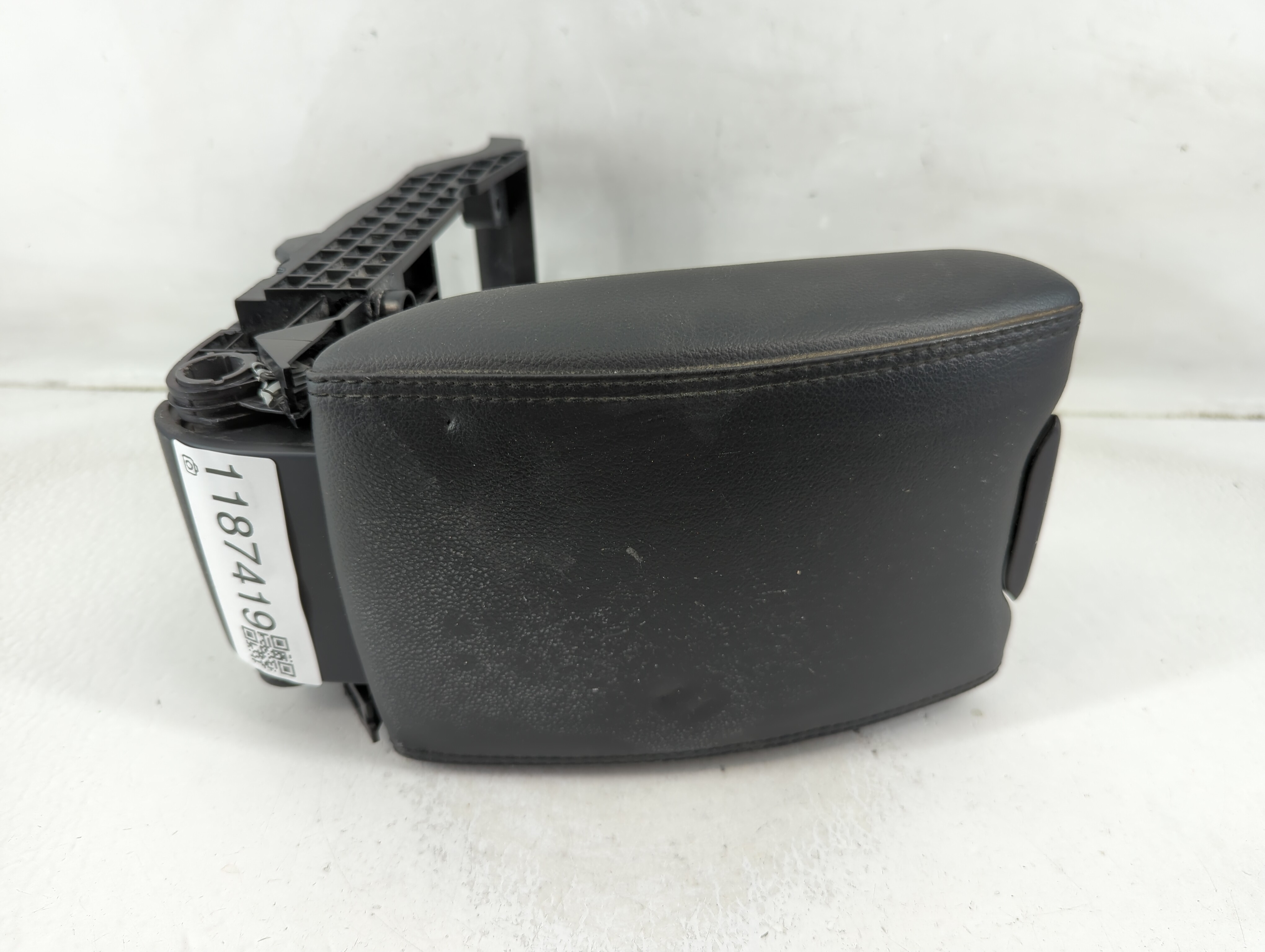 2013 Volvo V60 Center Console Armrest Cover Lid Black 1187419 - Oemusedautoparts1.com