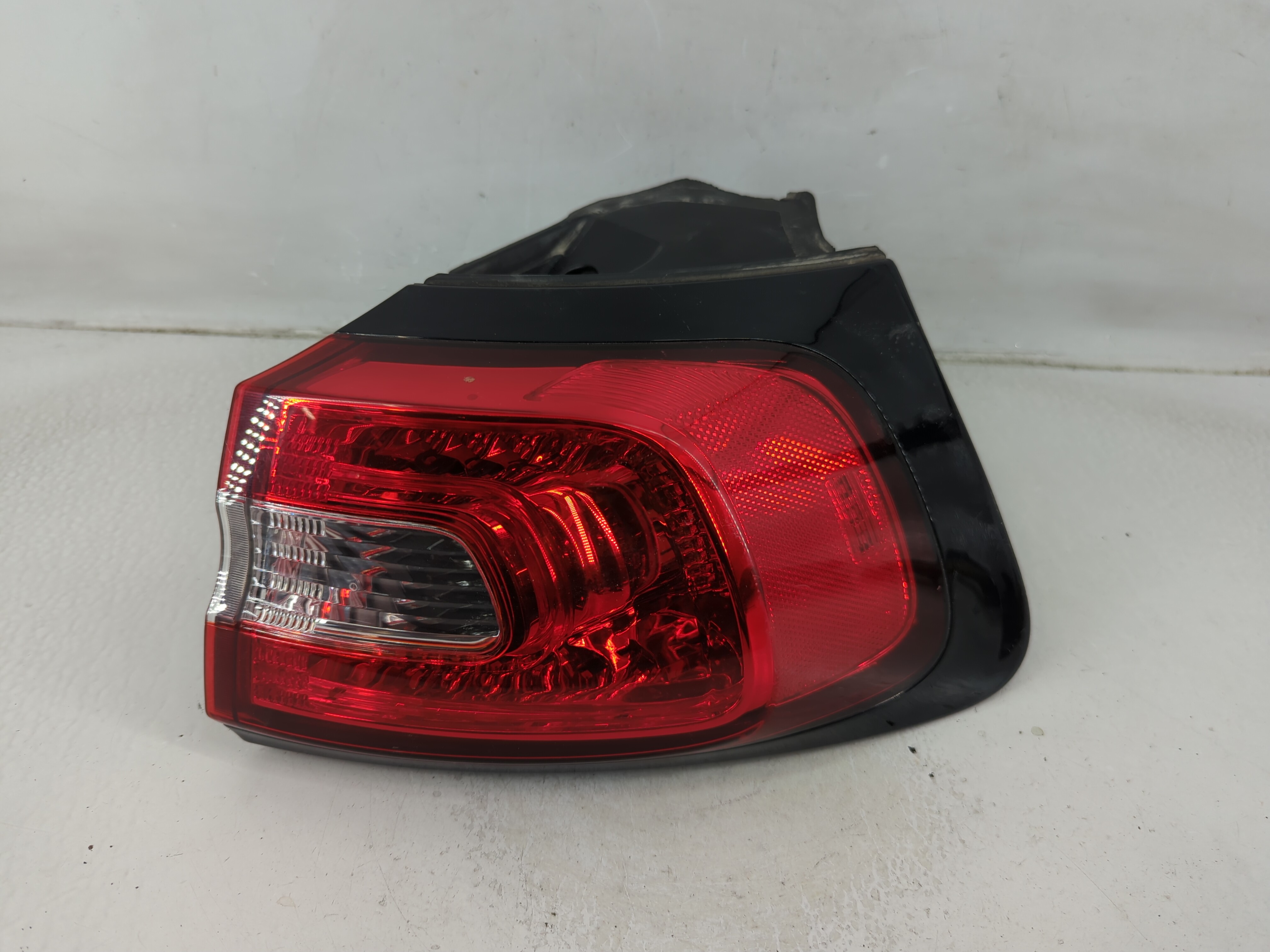 2014-2018 Jeep Cherokee Passenger Right Side Tail Light Taillight Oem 1187426 - Oemusedautoparts1.com