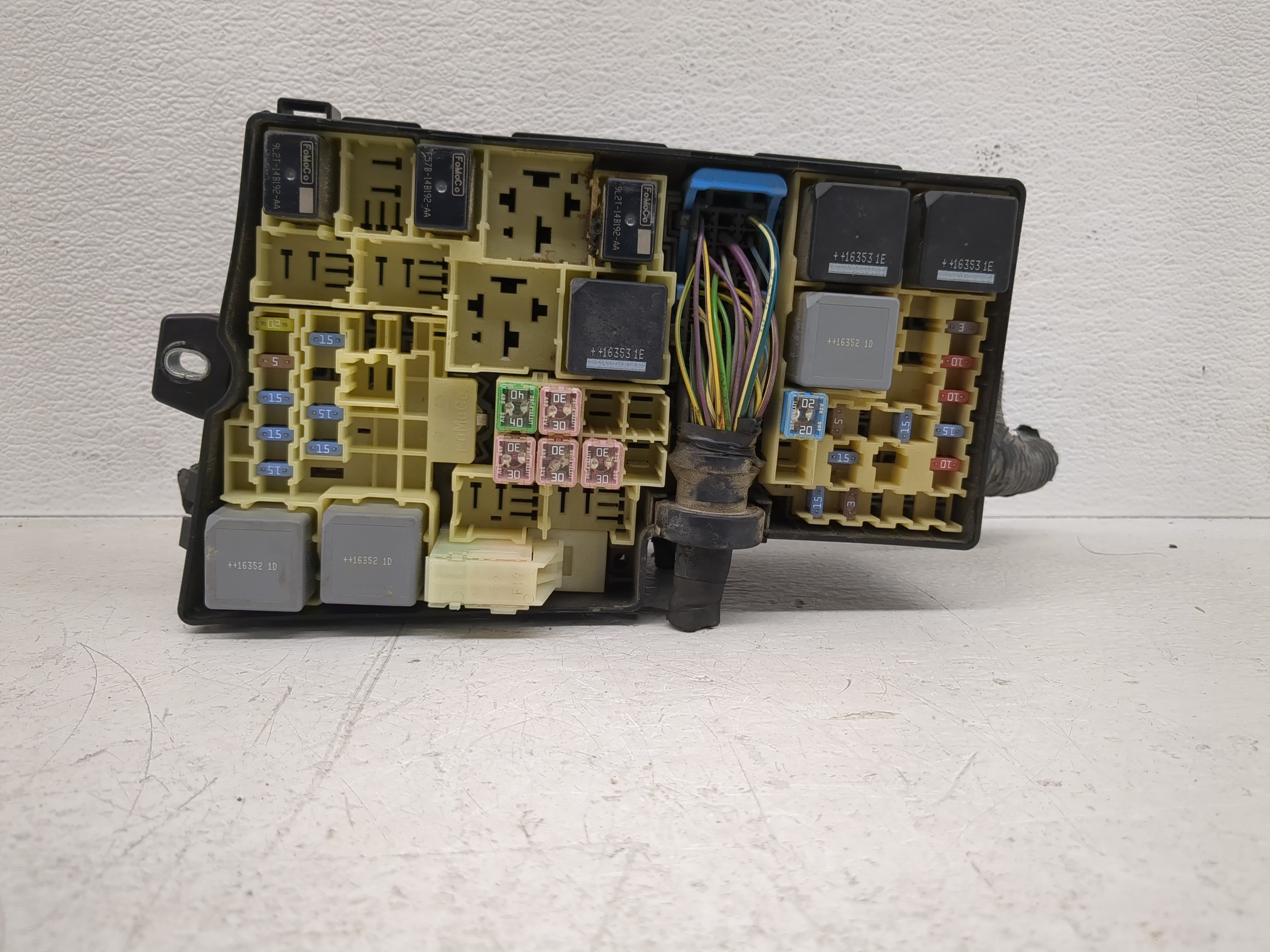 2017-2018 Ford Focus Fusebox Fuse Box Relay Module Av6t-14a142-ab 1187734 - Oemusedautoparts1.com