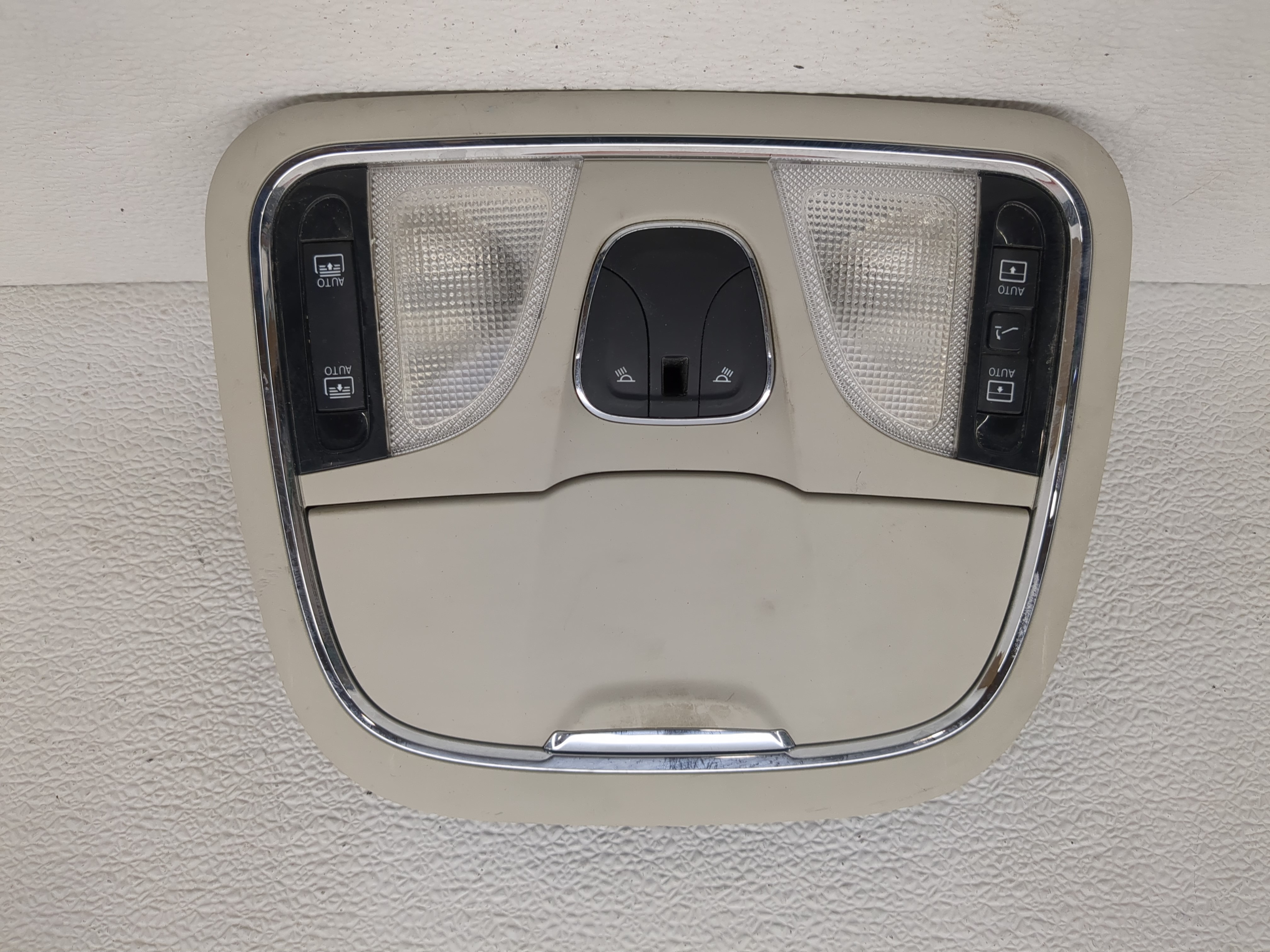 2015 Jeep Cherokee Overhead Roof Console 1187837 - Oemusedautoparts1.com