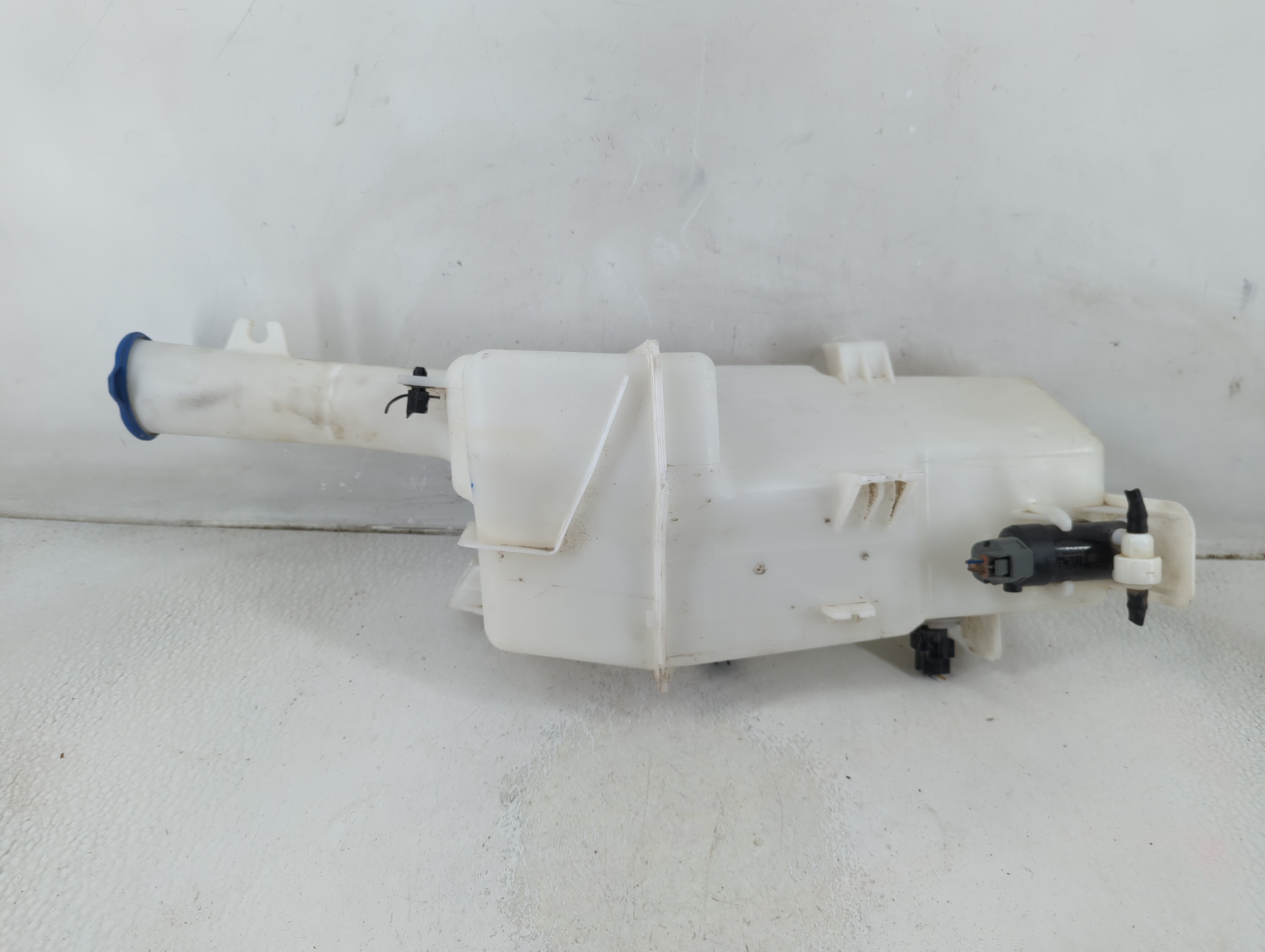 2015-2020 Kia Sedona Windshield Washer Fluid Reservoir Bottle Oem 1188200 - Oemusedautoparts1.com