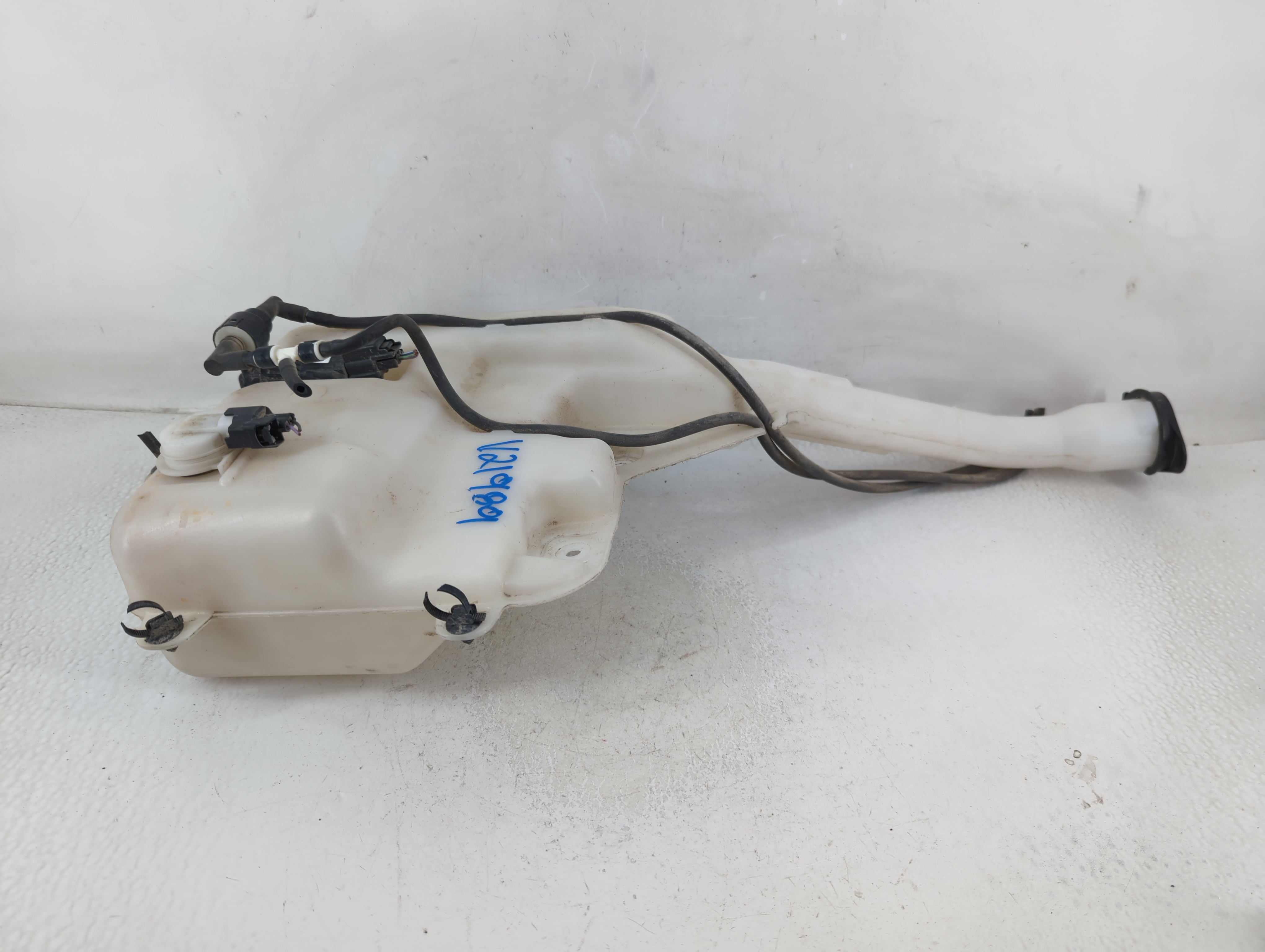 2016-2019 Ford Explorer Windshield Washer Fluid Reservoir Bottle Oem 1188224 - Oemusedautoparts1.com