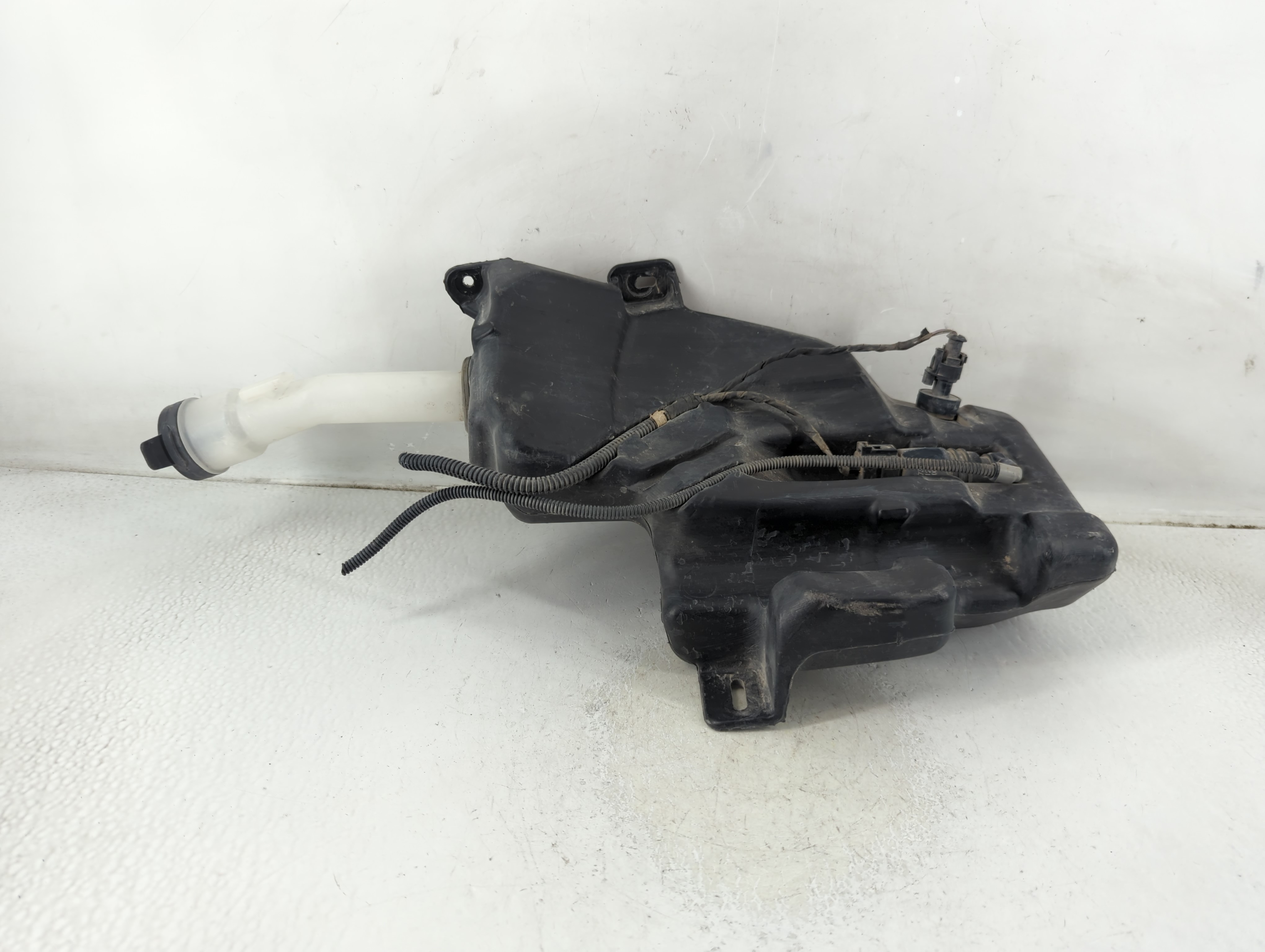 2014-2017 Buick Verano Windshield Washer Fluid Reservoir Bottle Oem 1188227 - Oemusedautoparts1.com