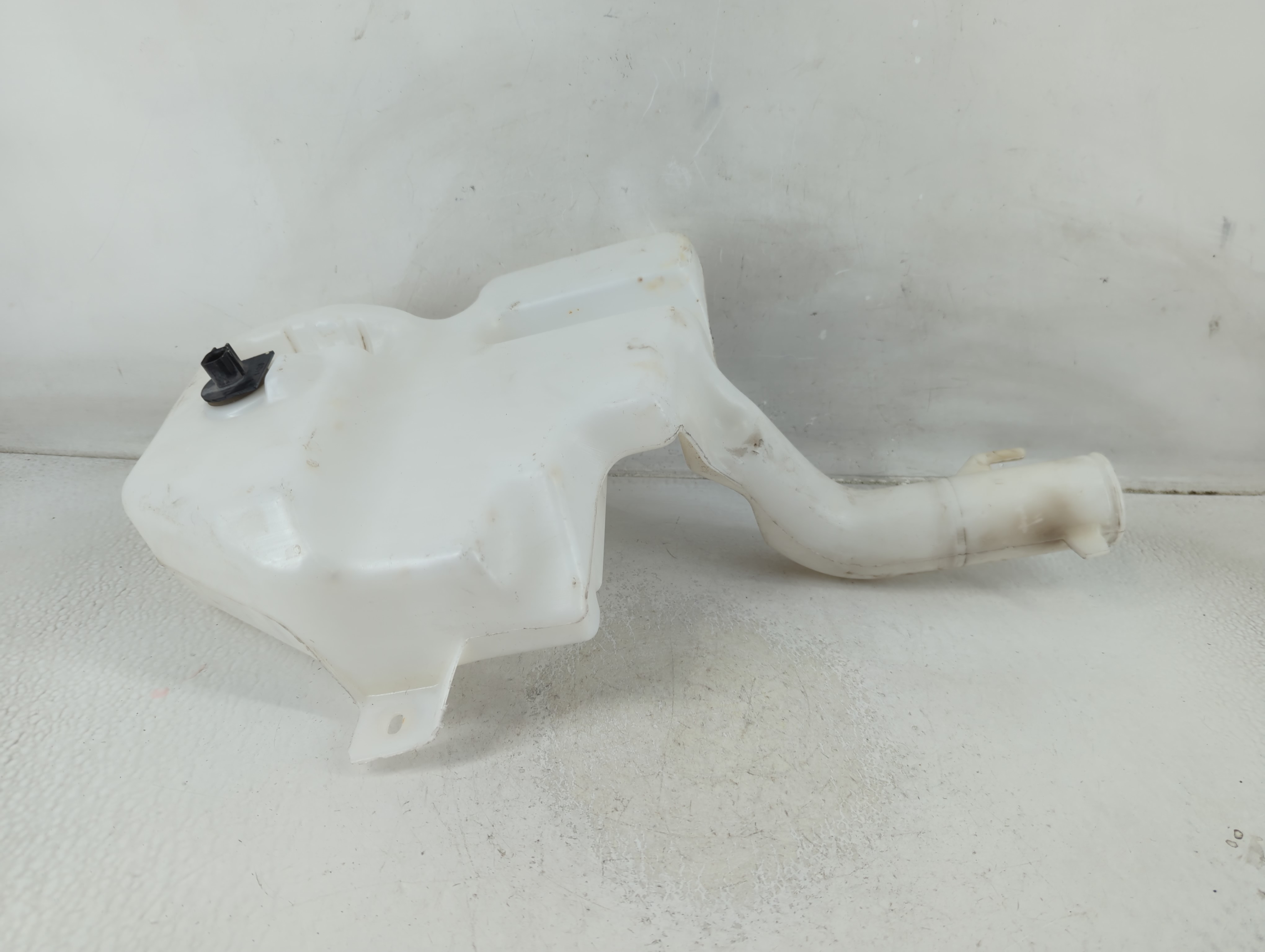2011 Chrysler Town & Country Windshield Washer Fluid Reservoir Bottle Oem 1188231 - Oemusedautoparts1.com