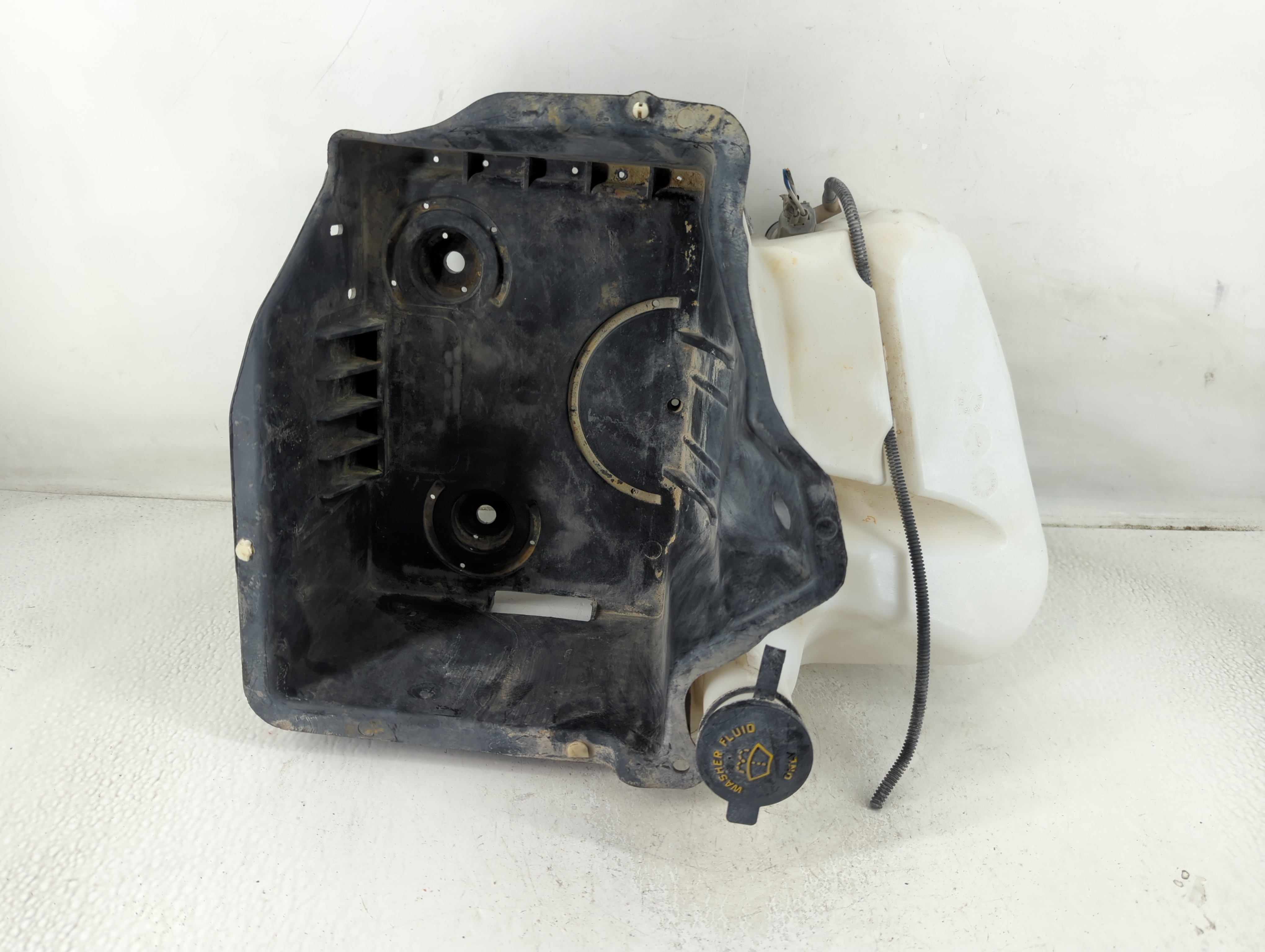 2011 Ford F-150 Windshield Washer Fluid Reservoir Bottle Oem 1188239 - Oemusedautoparts1.com