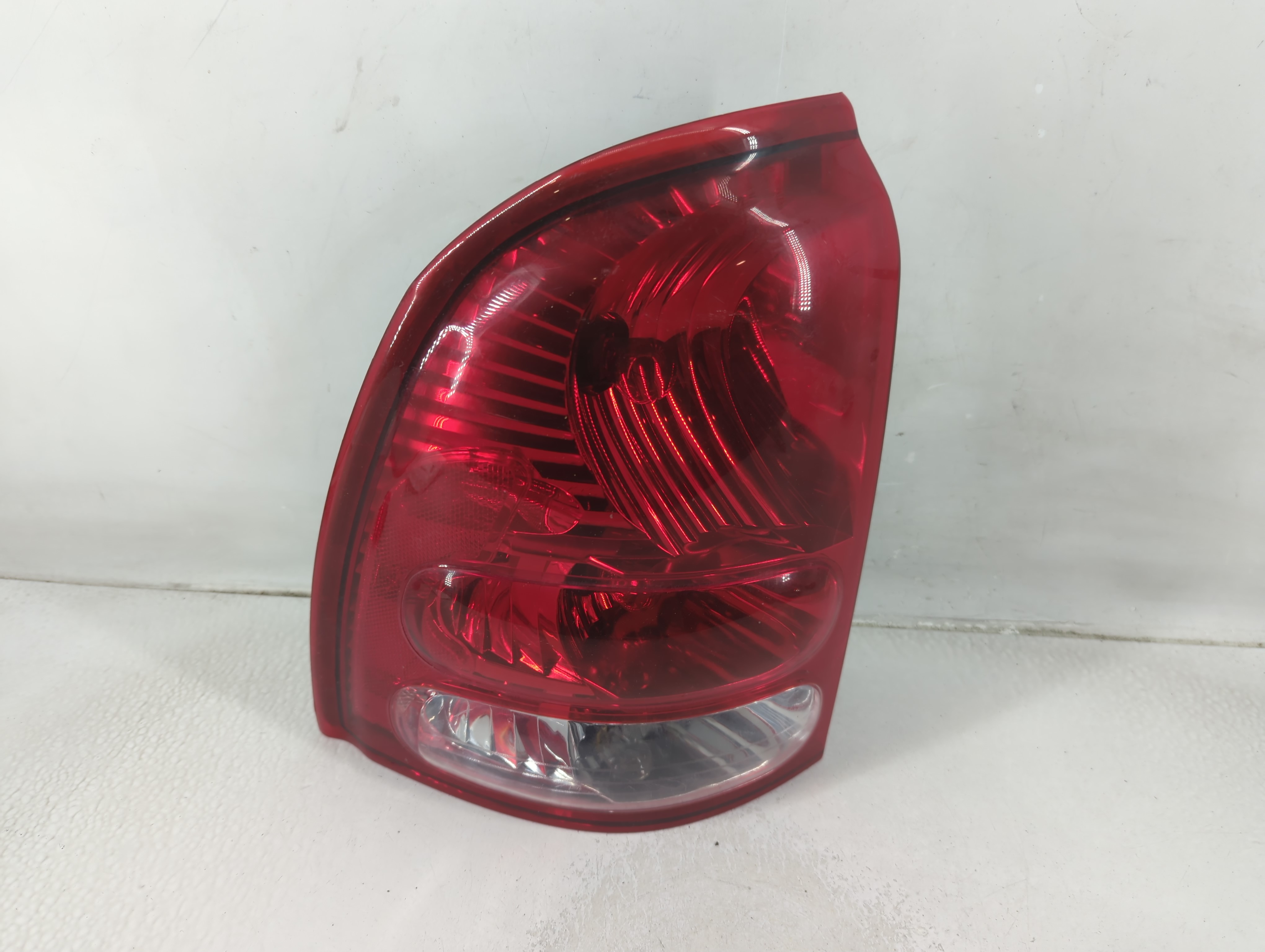 2004-2007 Buick Rainier Driver Left Side Tail Light Taillight Oem 1188295 - Oemusedautoparts1.com