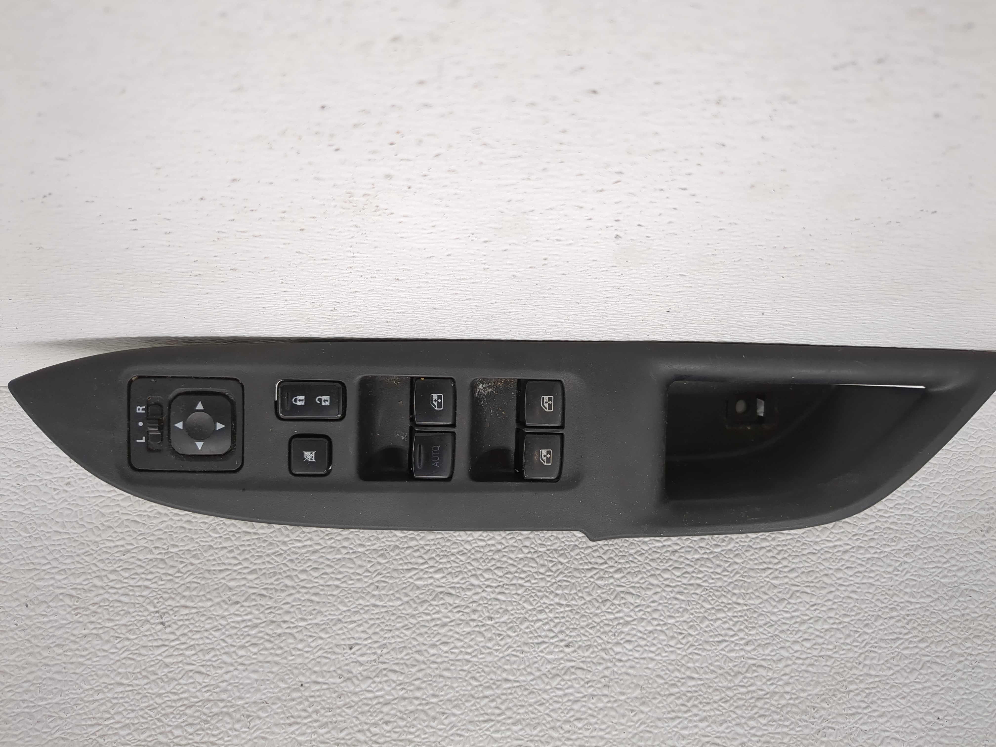 2016 Mitsubishi Outlander Driver Left Door Master Power Window Switch 1189083 - Oemusedautoparts1.com