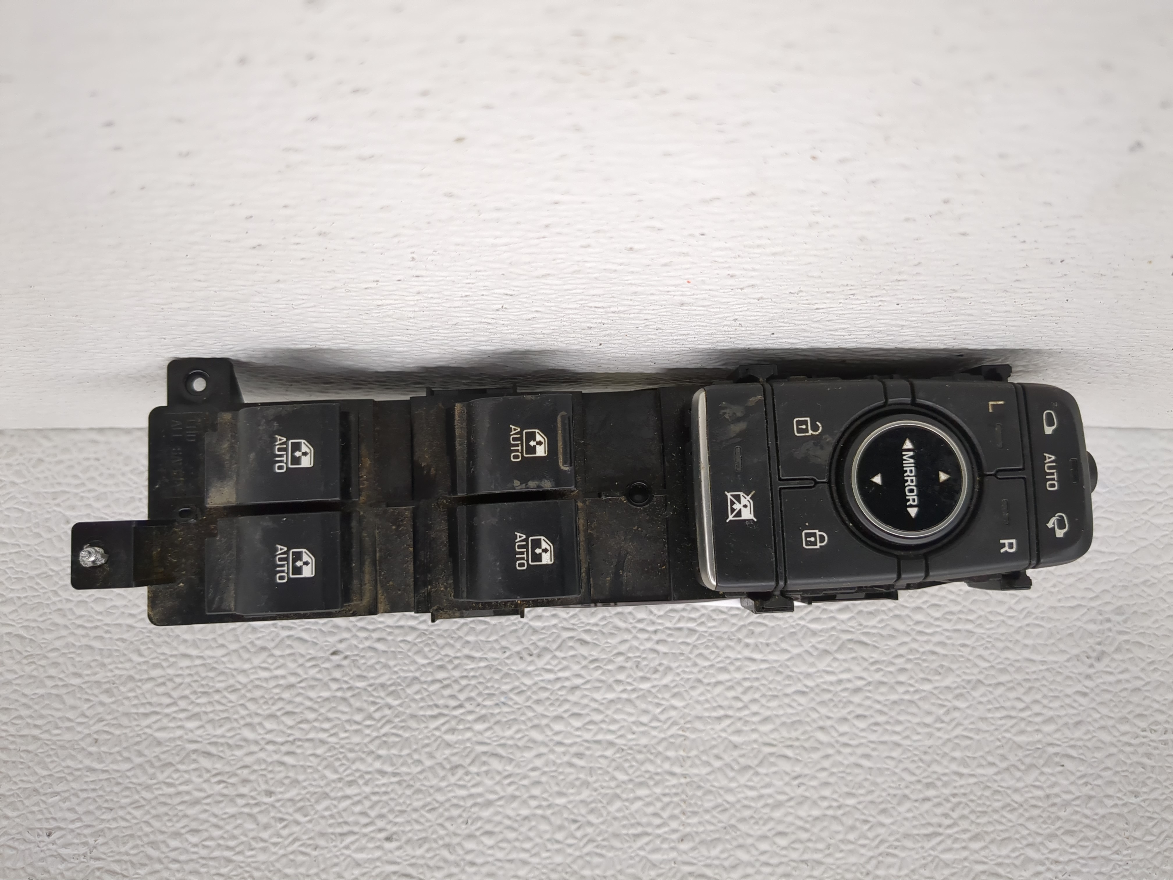 Picture of 2015-2016 Hyundai Genesis Driver Left Door Master Power Window Switch 1189258