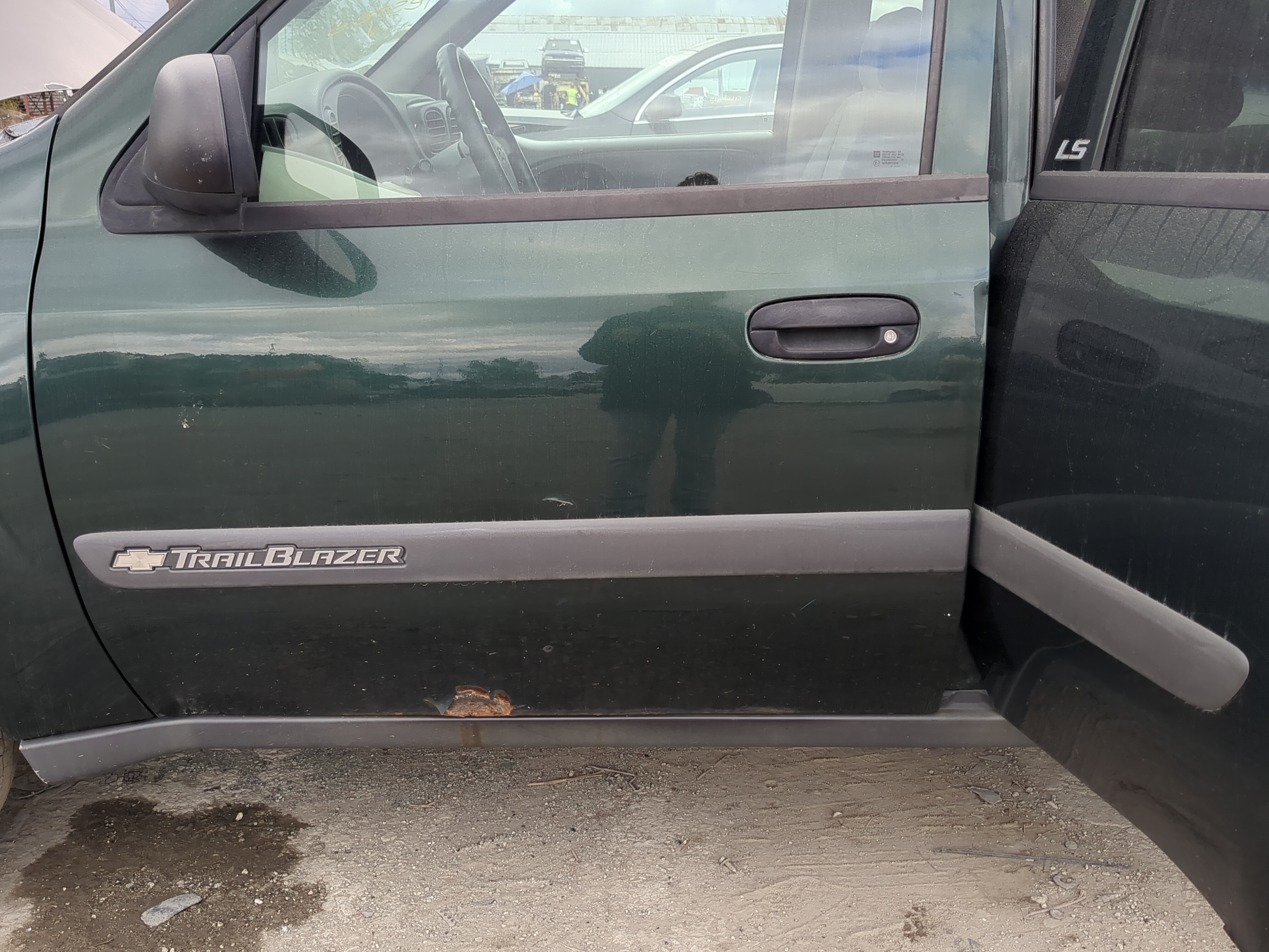 Picture of 2002-2004 Chevrolet Trailblazer Driver Front Door Oem 1190028