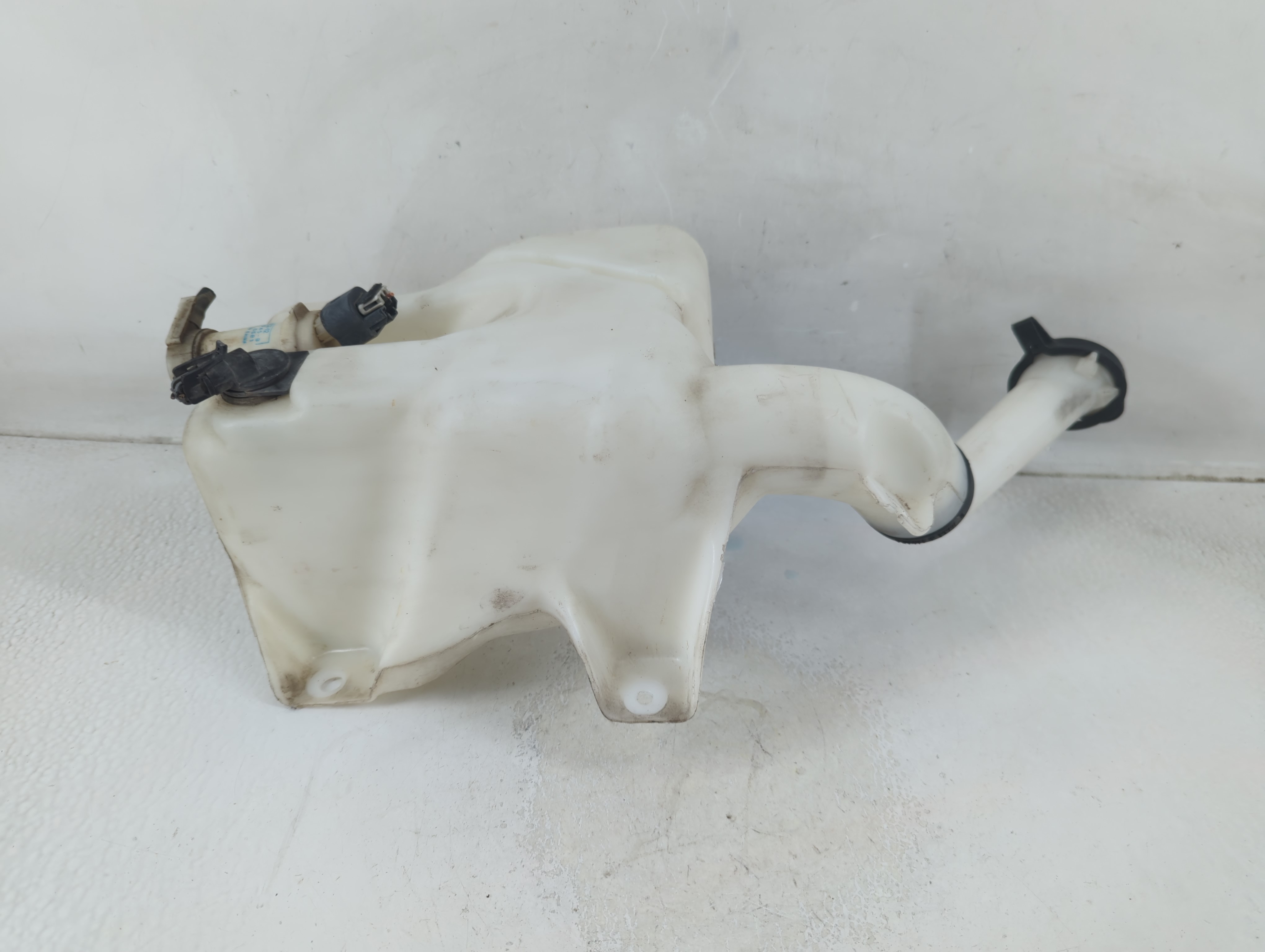 2008-2012 Chevrolet Malibu Windshield Washer Fluid Reservoir Bottle Oem 1191093 - Oemusedautoparts1.com