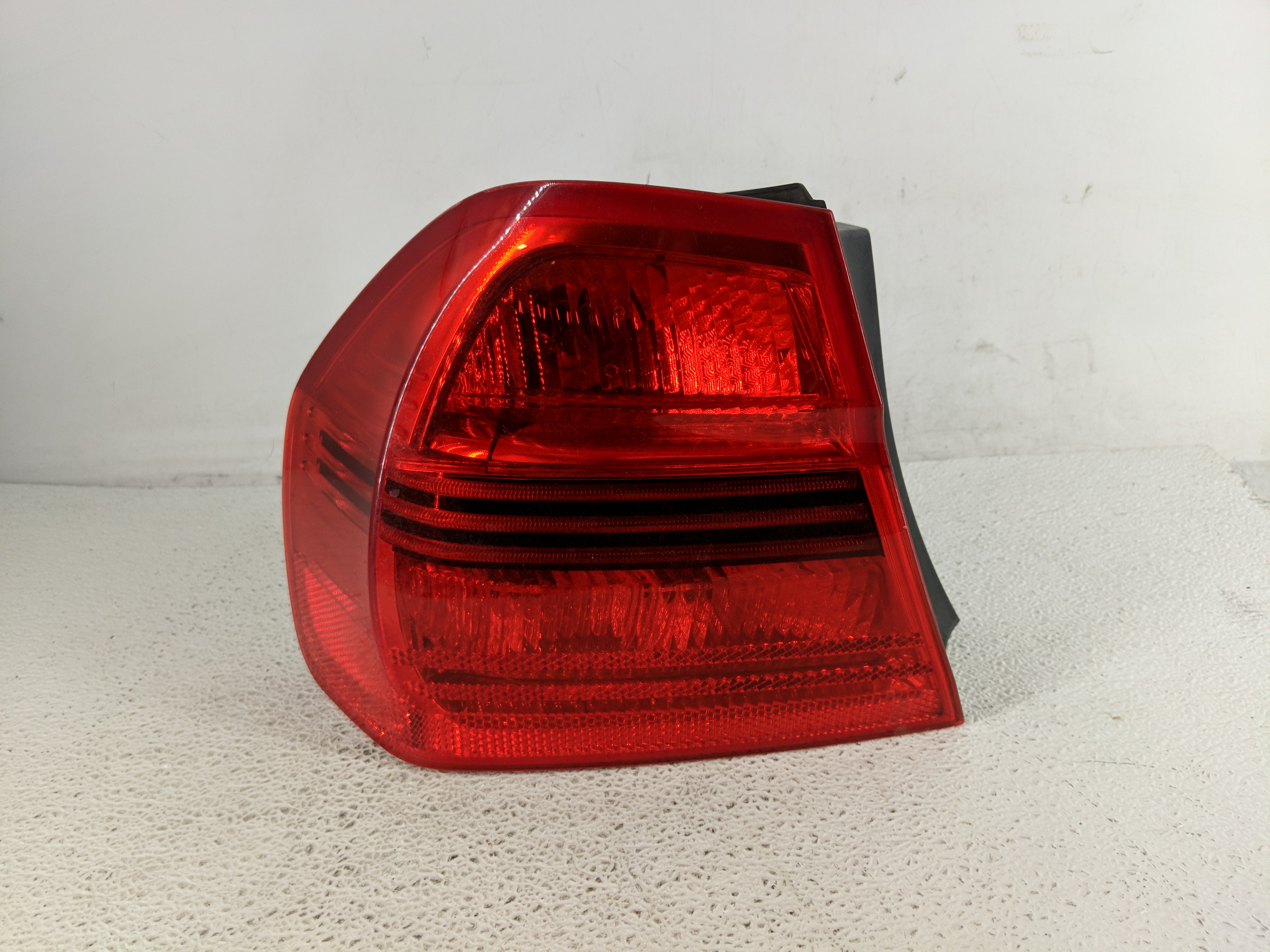 2006-2006 Bmw 325i Driver Left Side Tail Light Taillight Oem 1194466 - Oemusedautoparts1.com