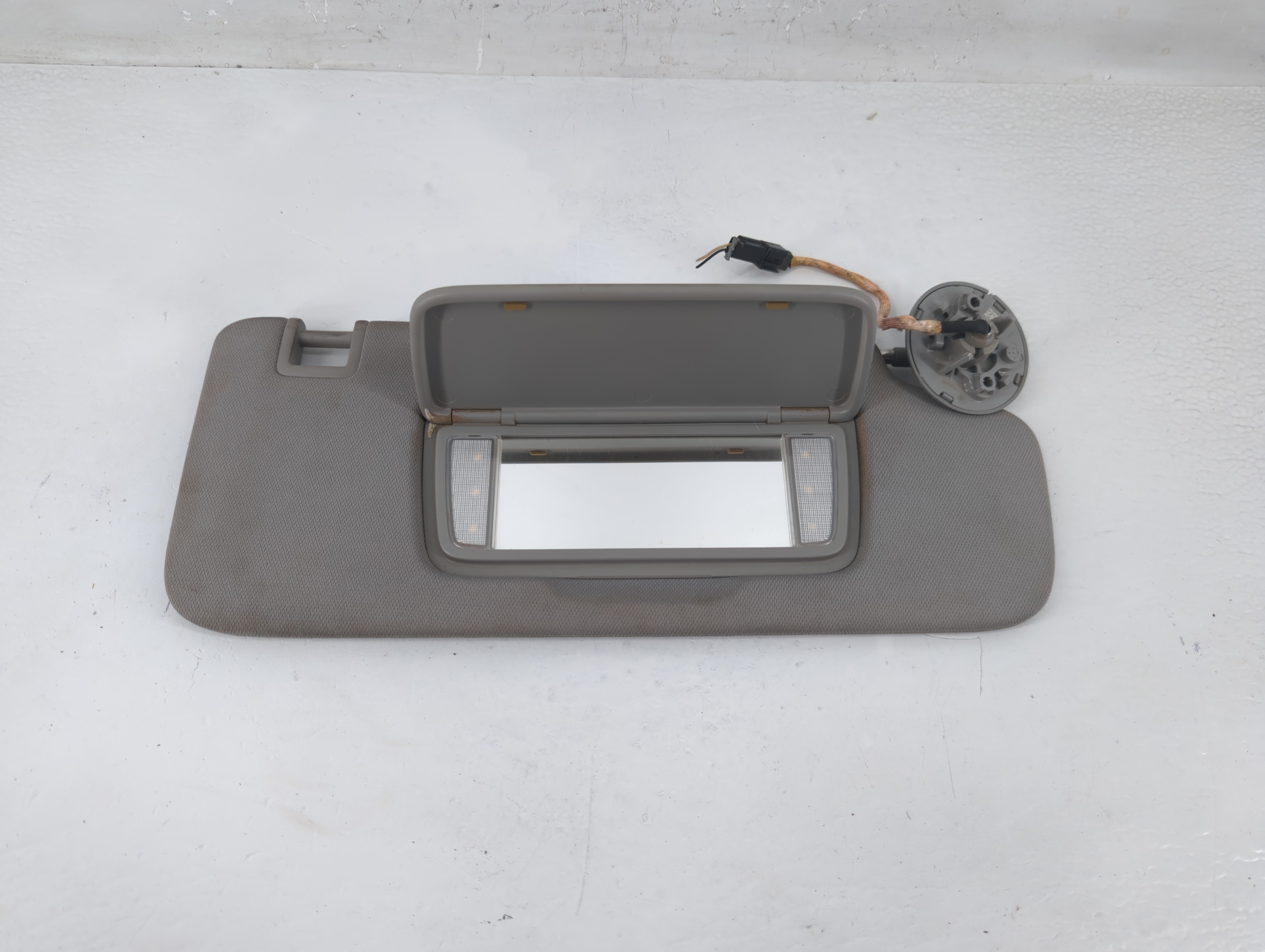 2018-2019 Chevrolet Equinox Passenger Sun Visor Mirror Right Sunvisor 1194474 - Oemusedautoparts1.com