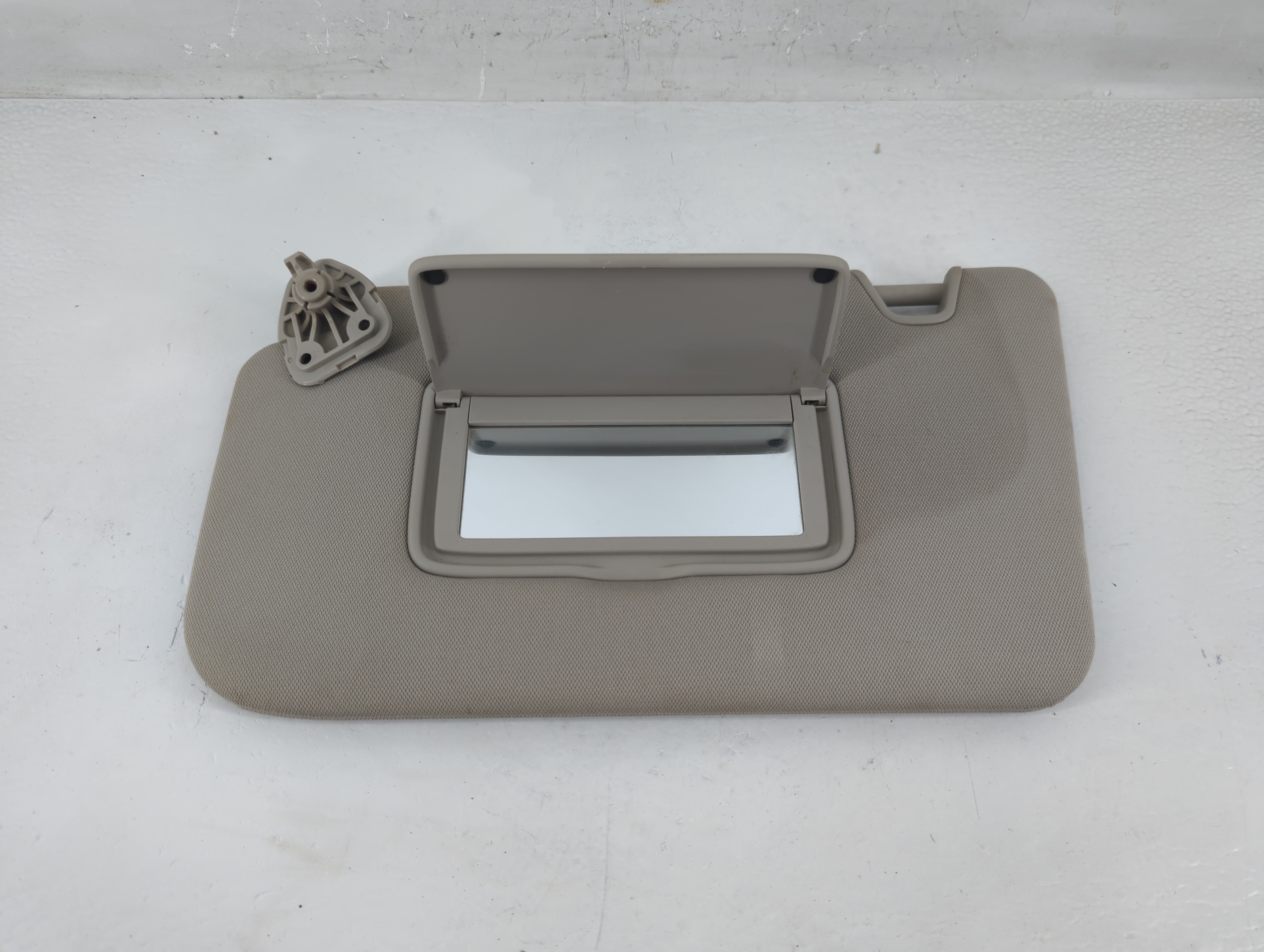 2014-2019 Chevrolet Silverado 1500 Driver Sun Visor Mirror Left Sunvisor 1194502 - Oemusedautoparts1.com