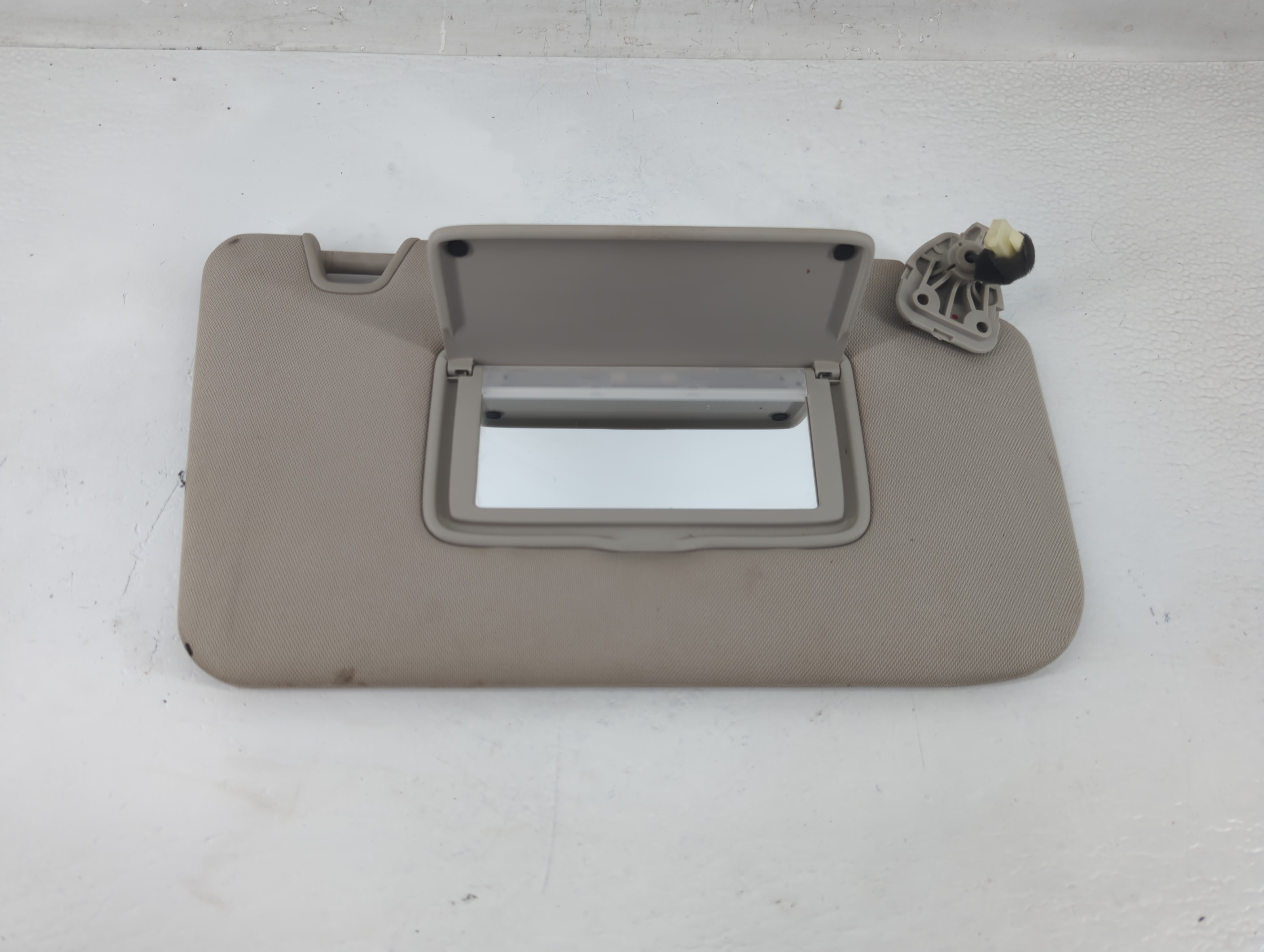 2014-2017 Nissan Rogue Passenger Sun Visor Mirror Right Sunvisor Grey 1194505 - Oemusedautoparts1.com
