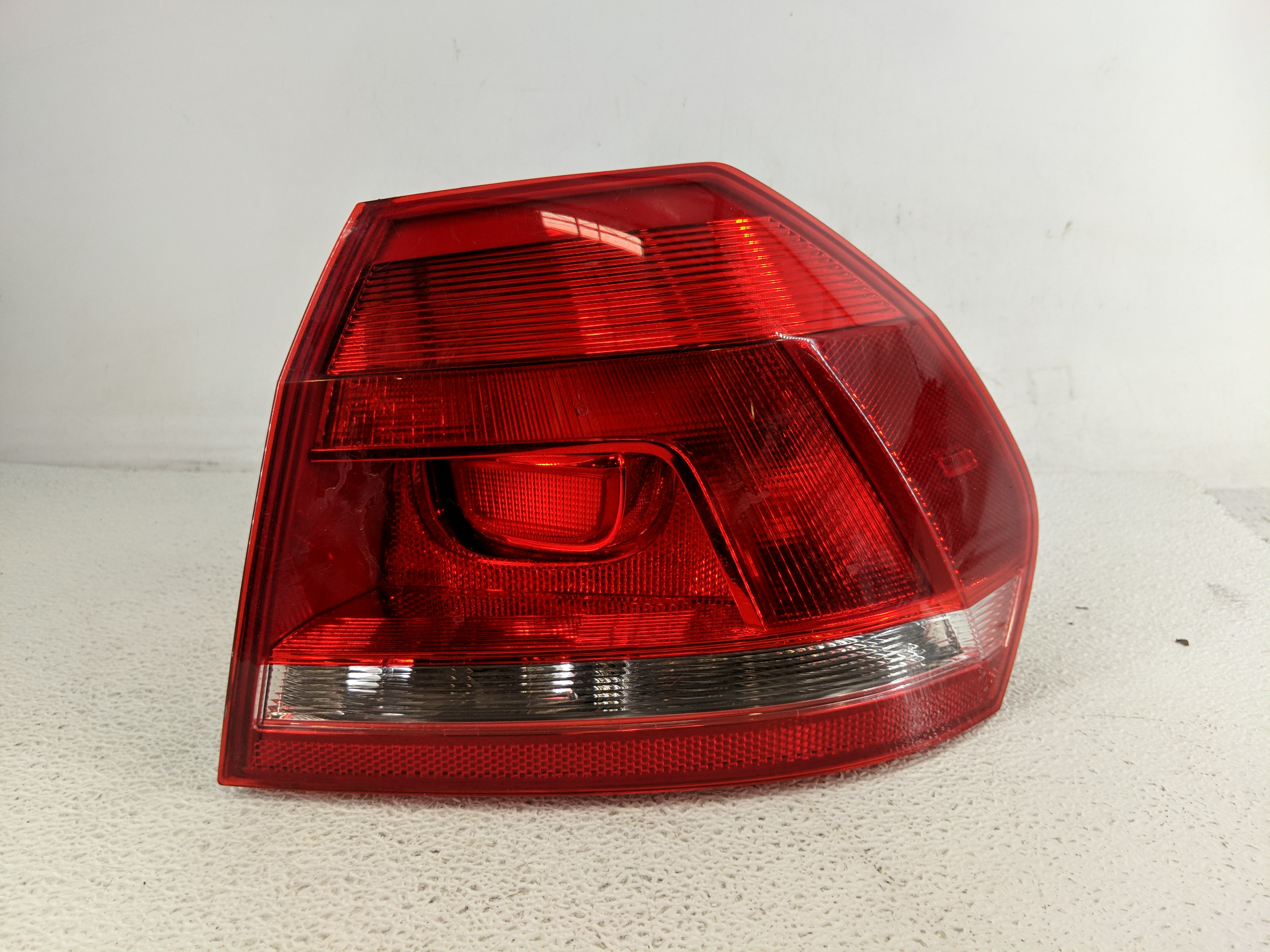 2012 Volkswagen Passat Passenger Right Side Tail Light Taillight Oem 1194570 - Oemusedautoparts1.com