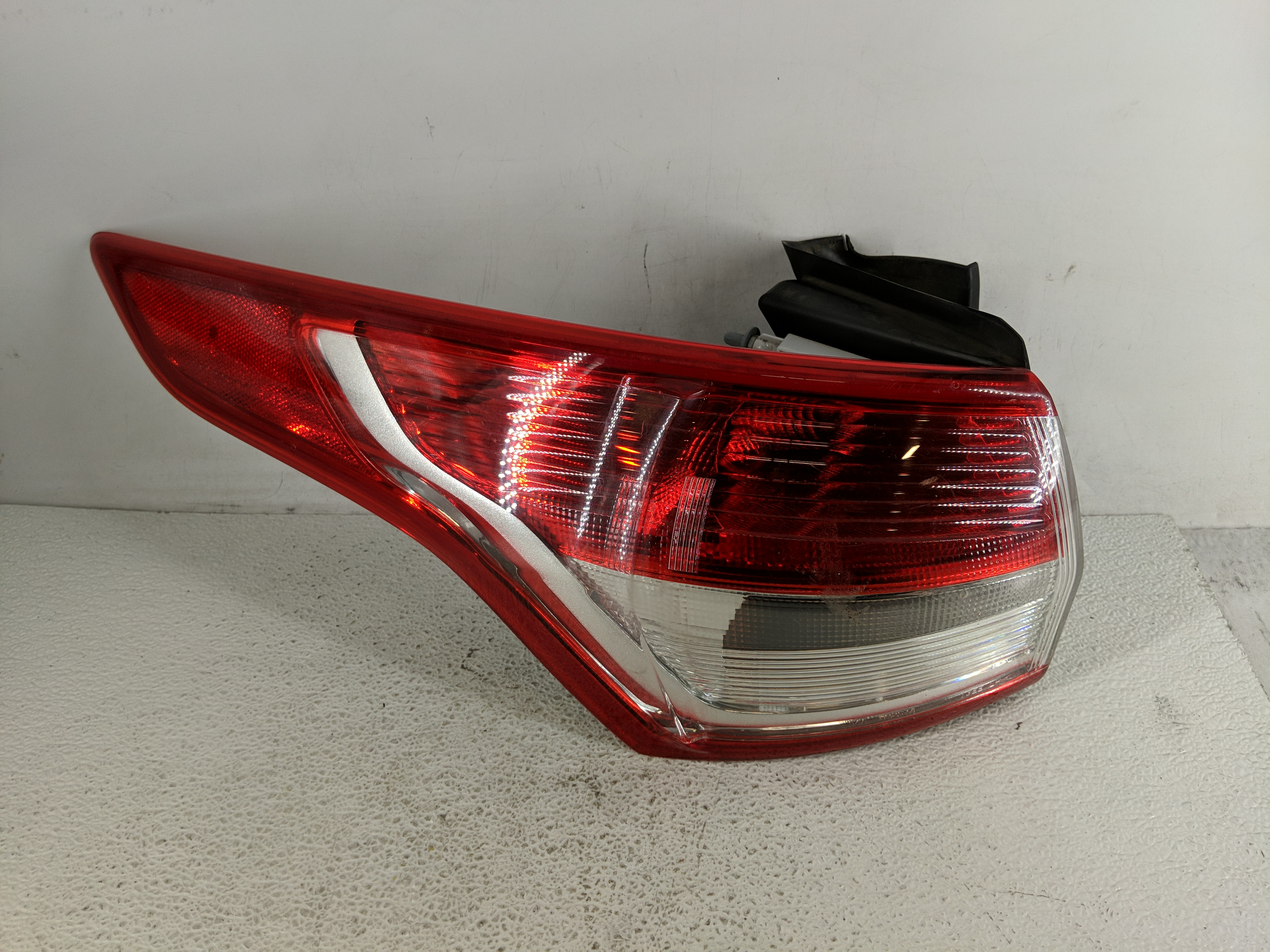 2013-2016 Ford Escape Driver Left Side Tail Light Taillight Oem 1194629 - Oemusedautoparts1.com
