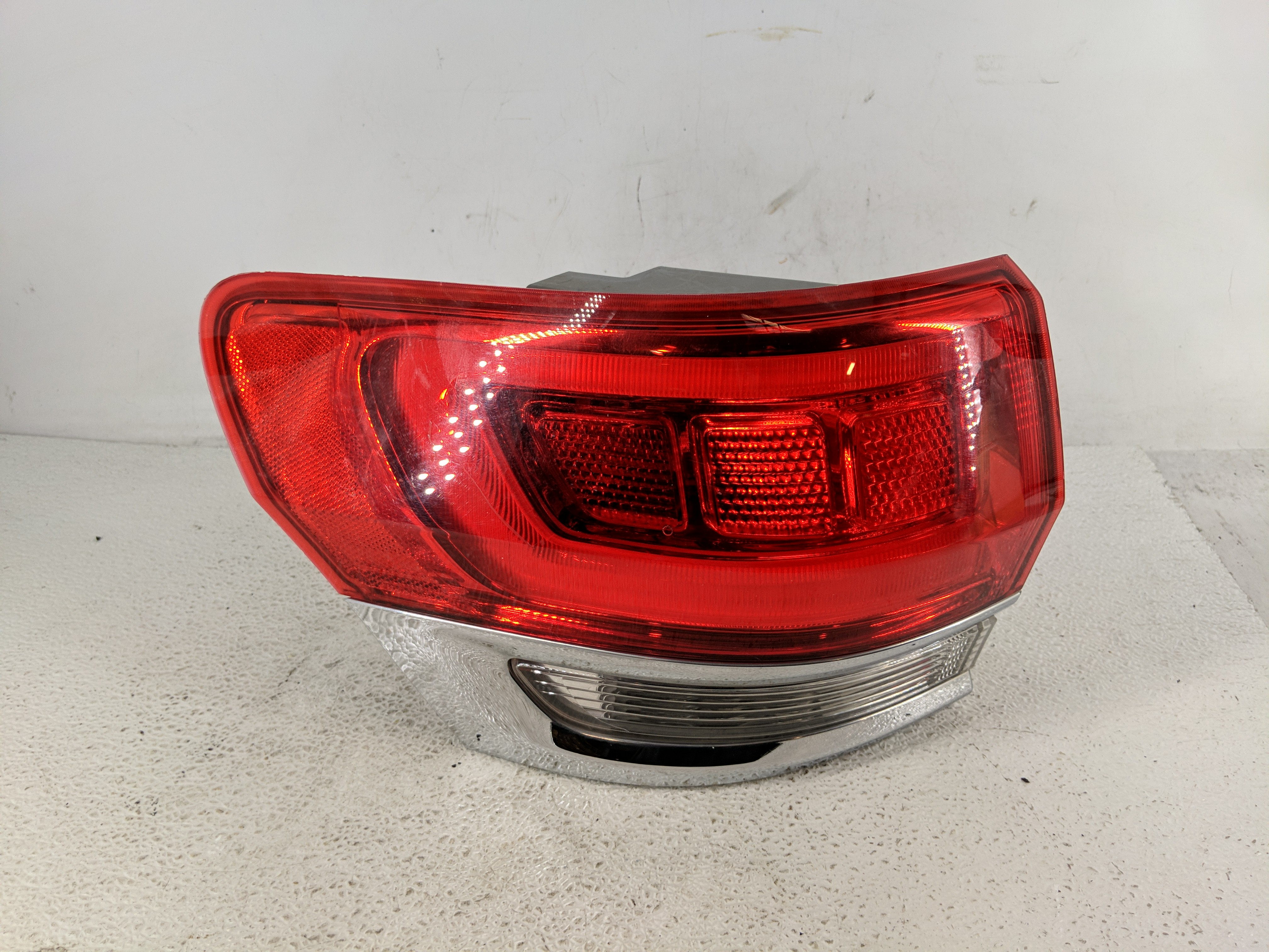 2015-2021 Jeep Grand Cherokee Driver Left Side Tail Light Taillight Oem 1194641 - Oemusedautoparts1.com