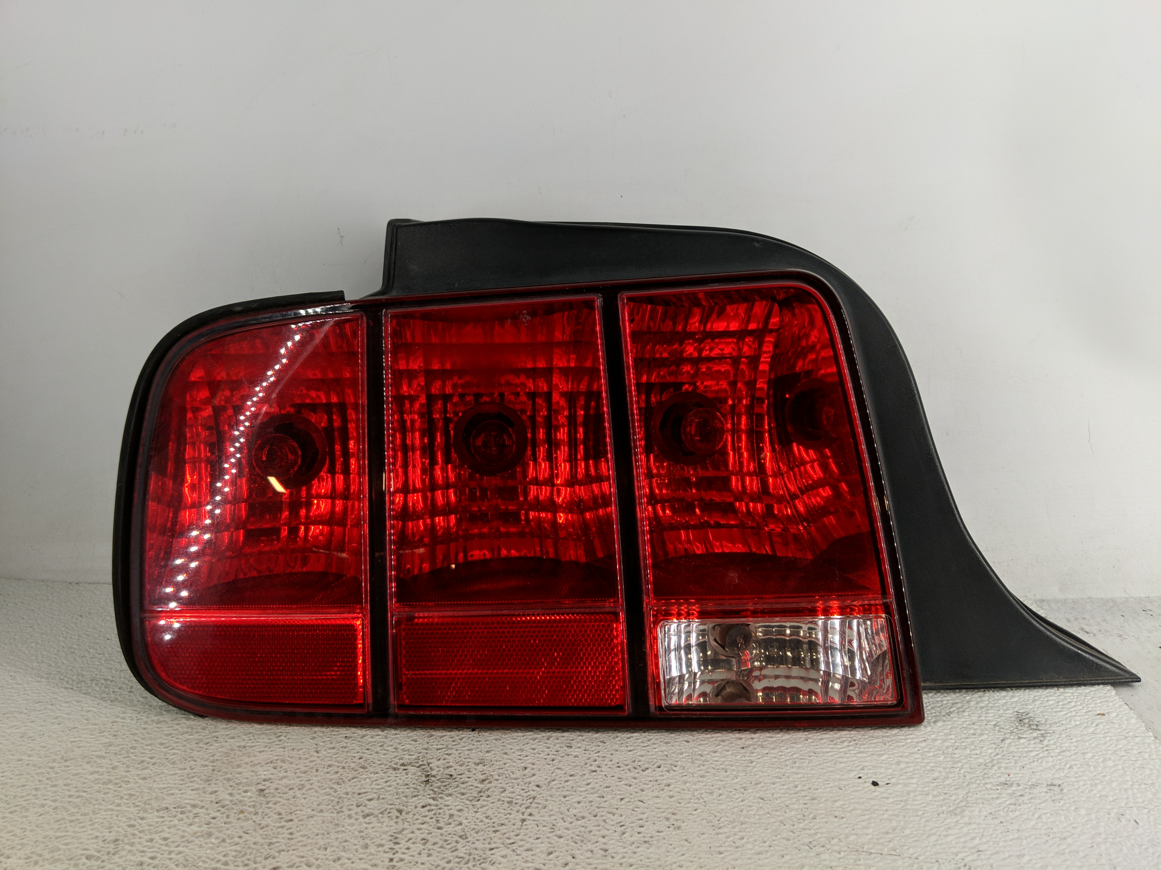 Picture of 2005-2009 Ford Mustang Driver Left Side Tail Light Taillight Oem 1194649