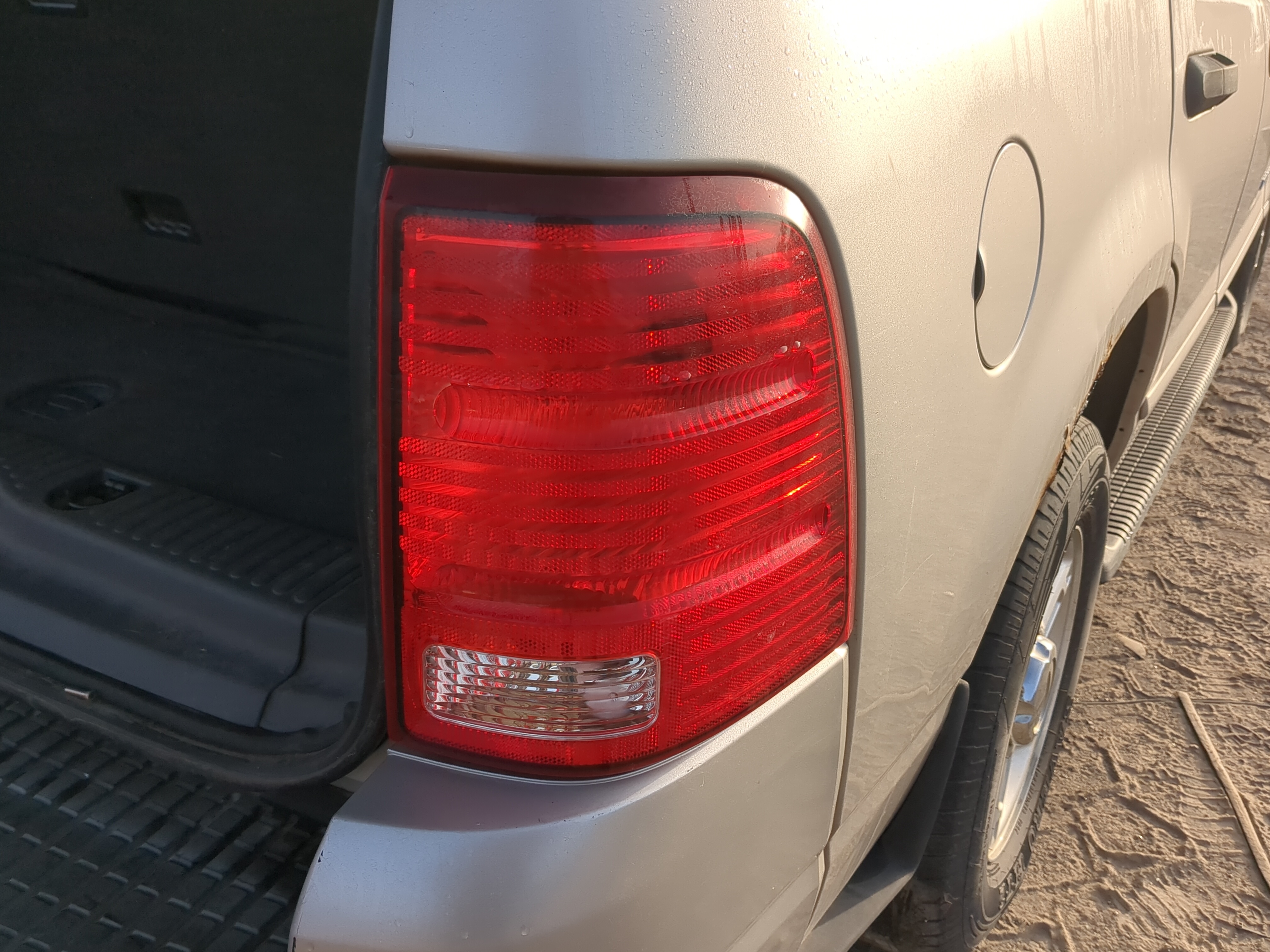 Picture of 2002-2005 Ford Explorer Passenger Right Side Tail Light Taillight Oem 1195262