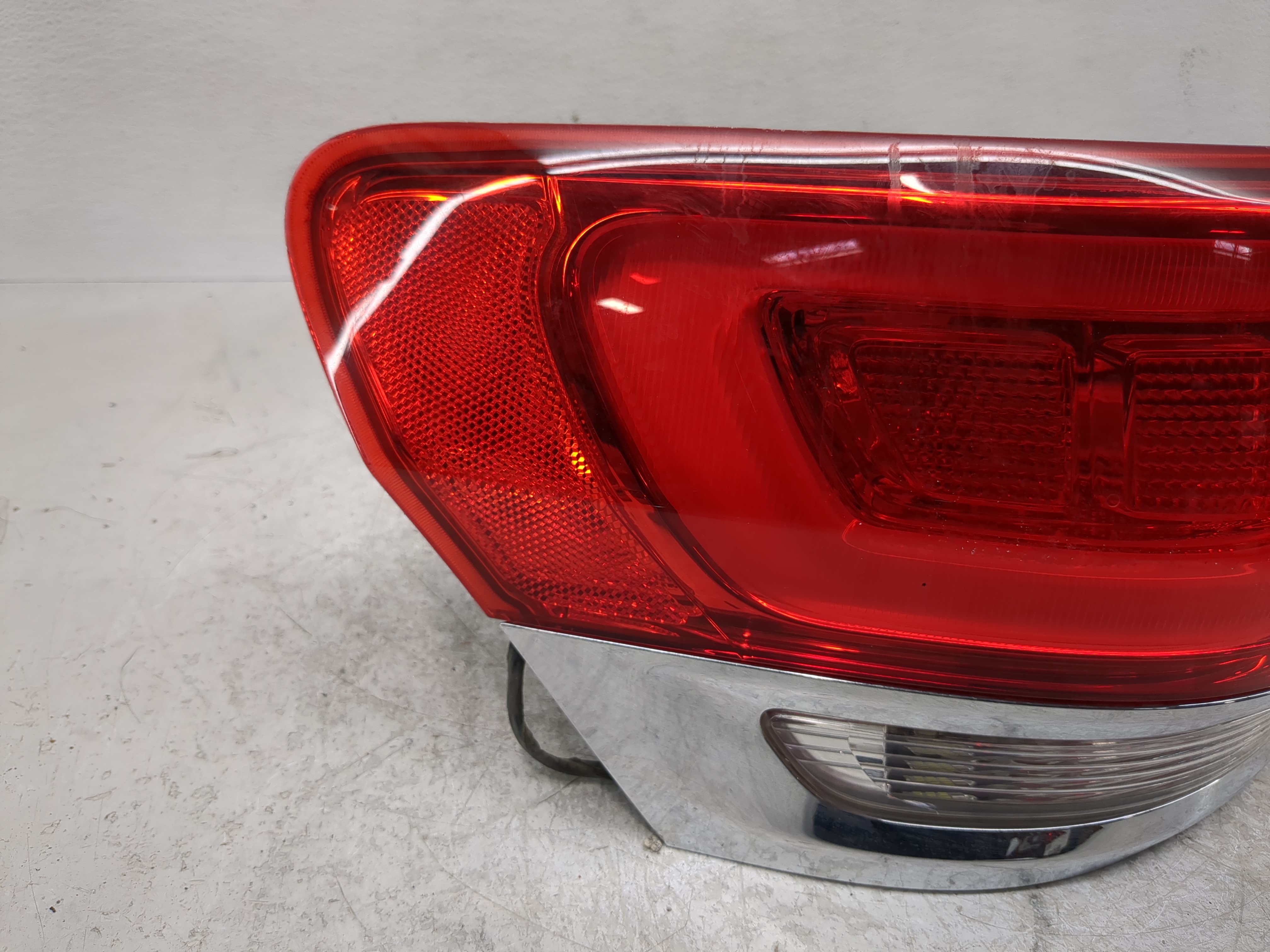 Picture of 2014-2016 Jeep Grand Cherokee Driver Left Side Tail Light Taillight Oem 1196464