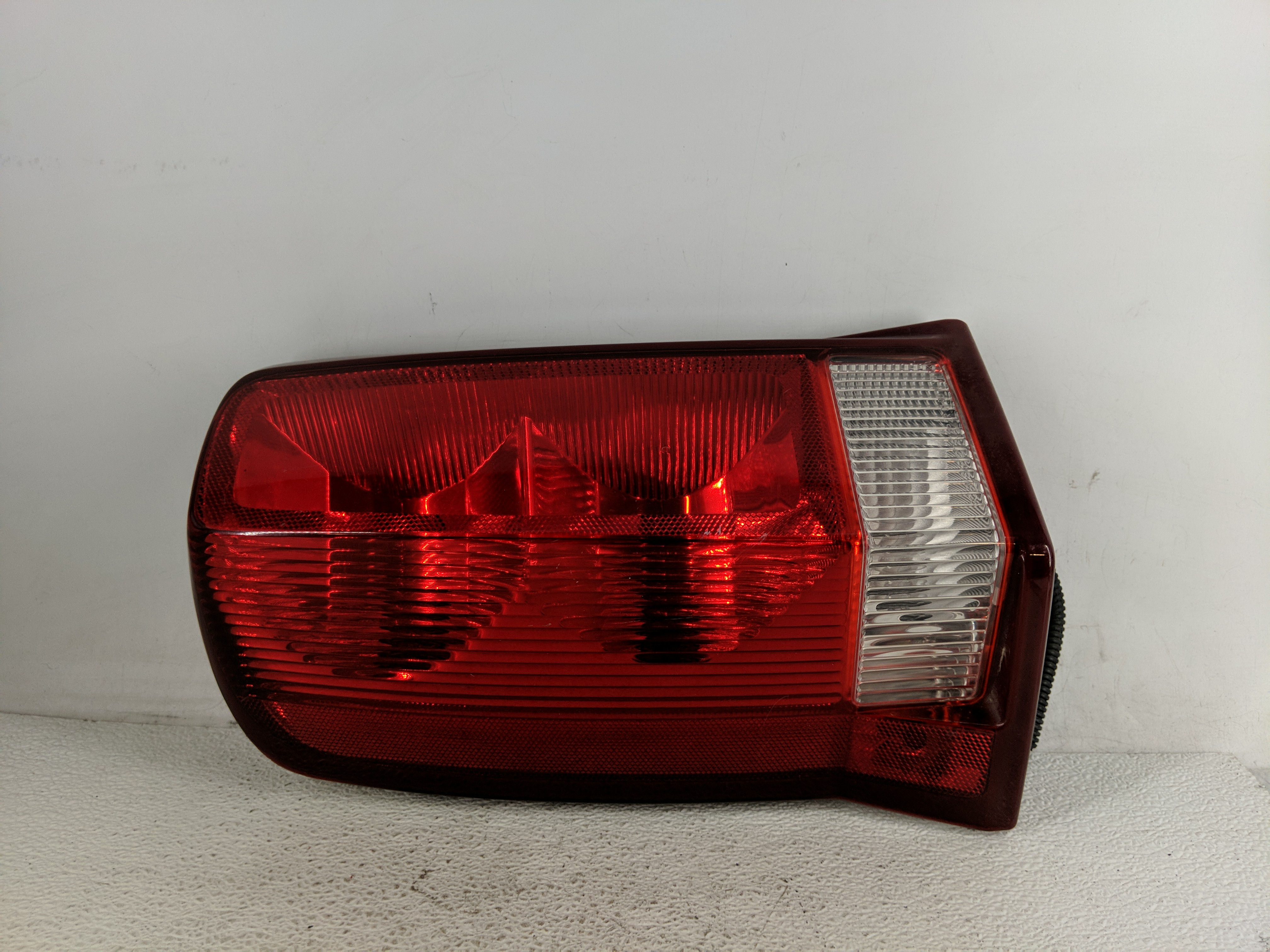 Picture of 2002-2006 Cadillac Escalade Driver Left Side Tail Light Taillight Oem 1196482