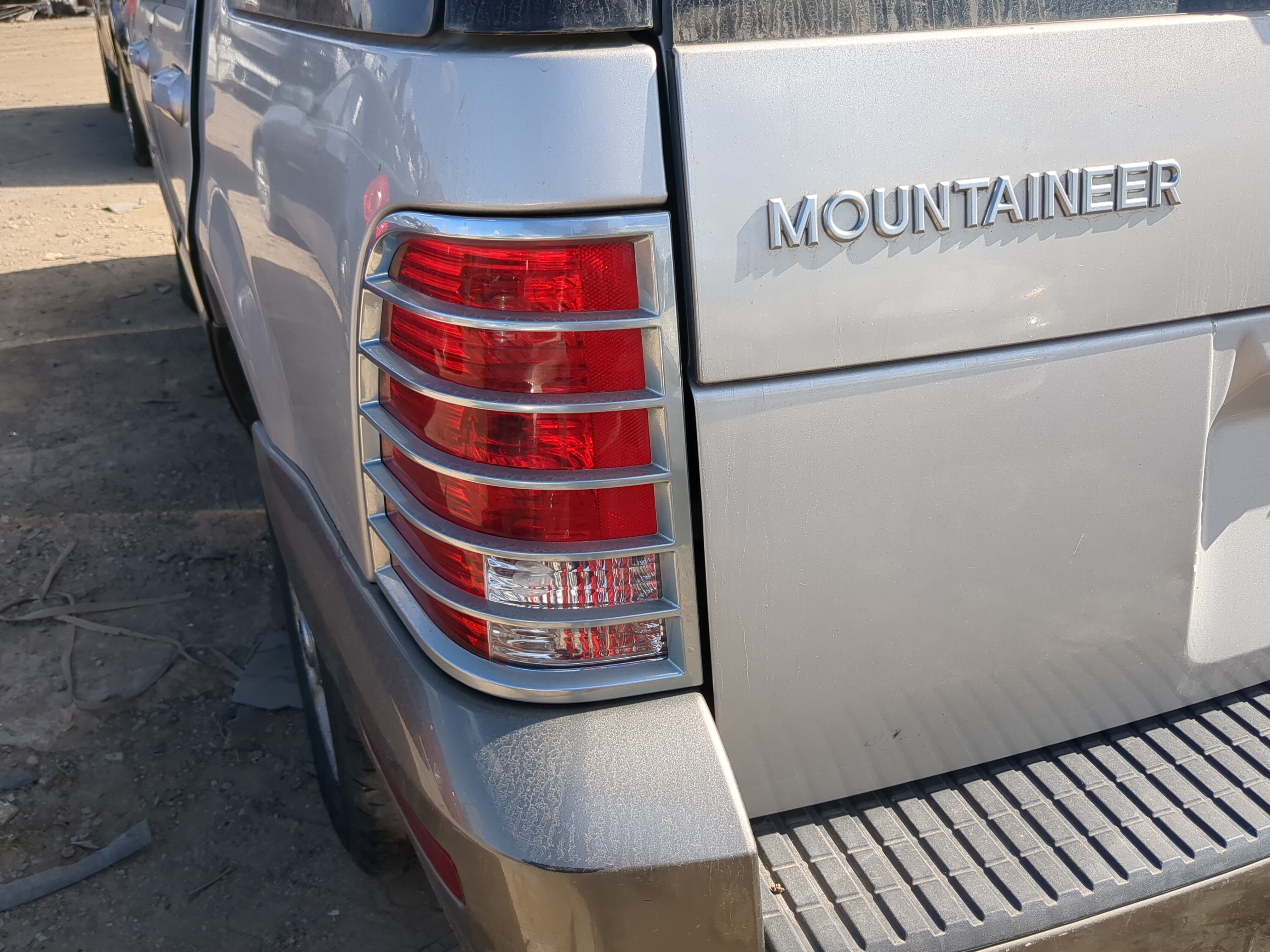 Picture of Tail Lights 2004 MERCURY MOUNTAINEER