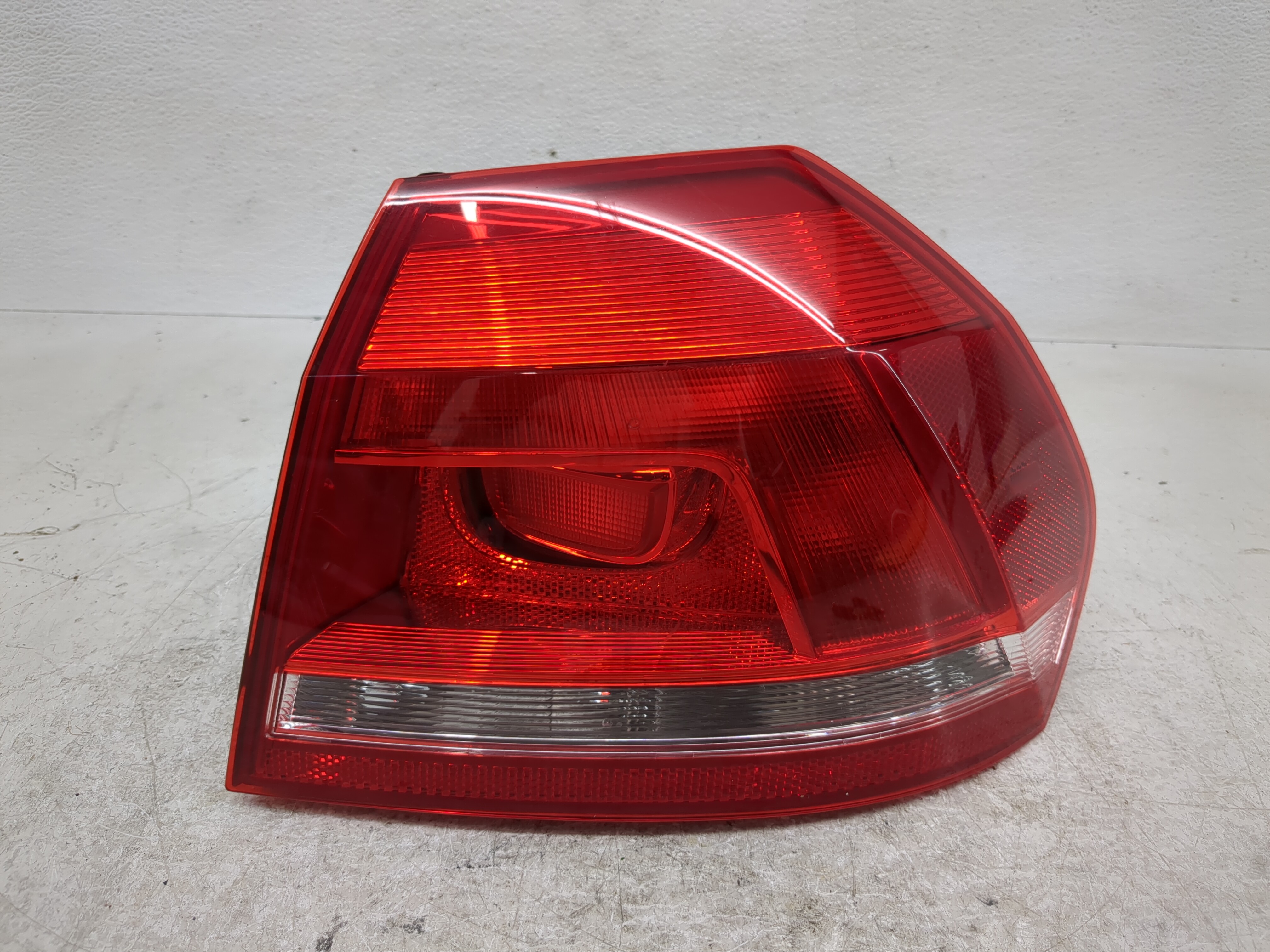 Picture of 2012 Volkswagen Passat Passenger Right Side Tail Light Taillight Oem 1197355