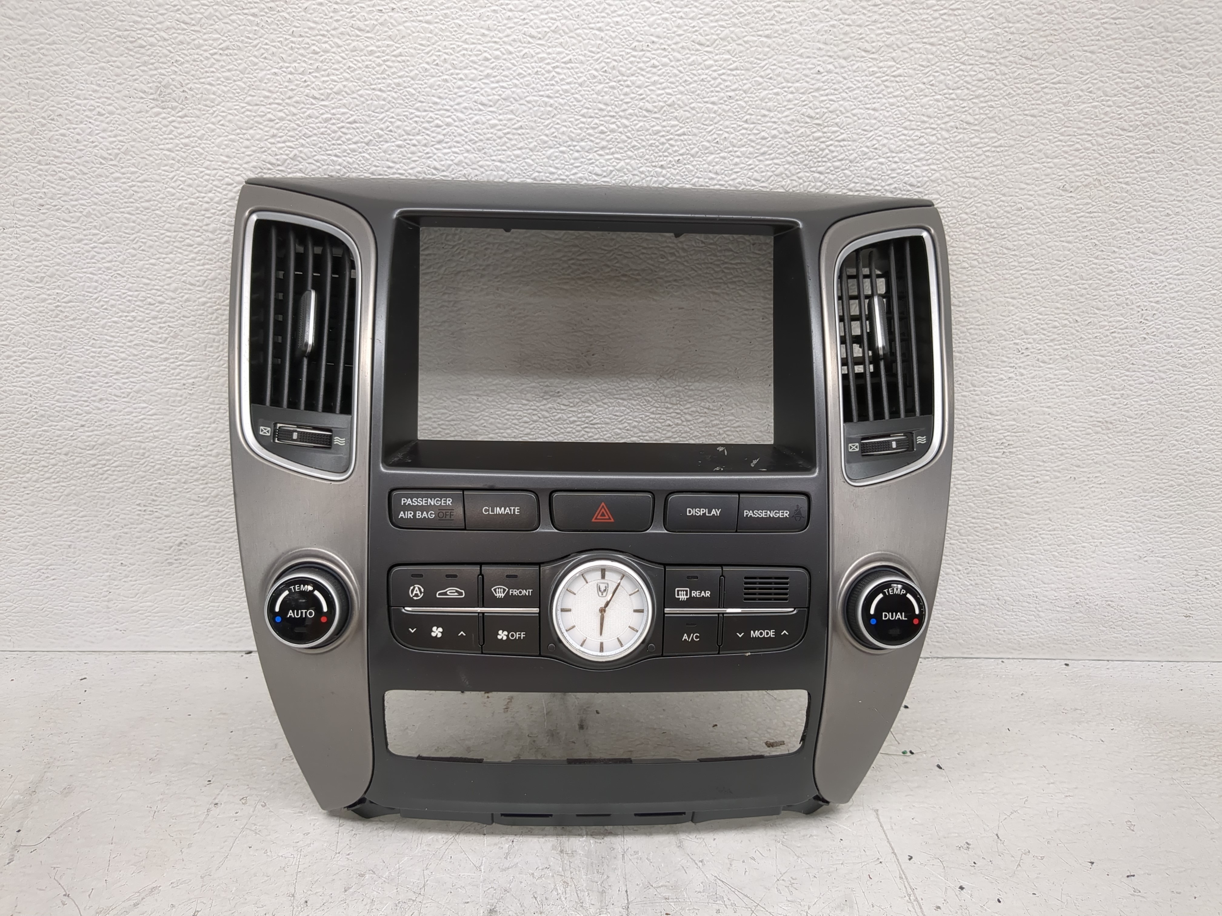 2011-2013 Hyundai Equus Ac Heater Climate Control 1197452 - Oemusedautoparts1.com