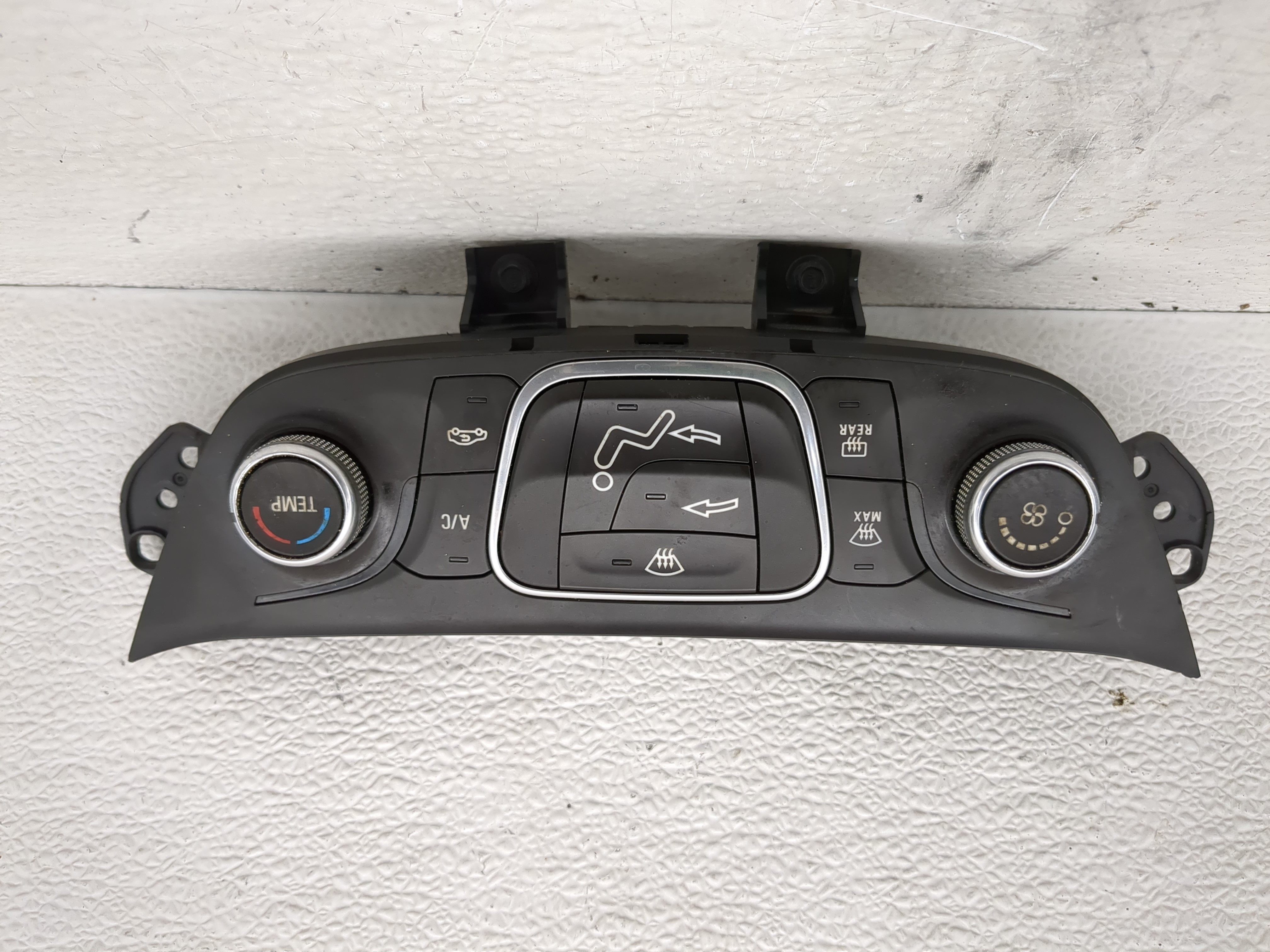 2018-2018 Chevrolet Equinox Ac Heater Climate Control 1197560 - Oemusedautoparts1.com