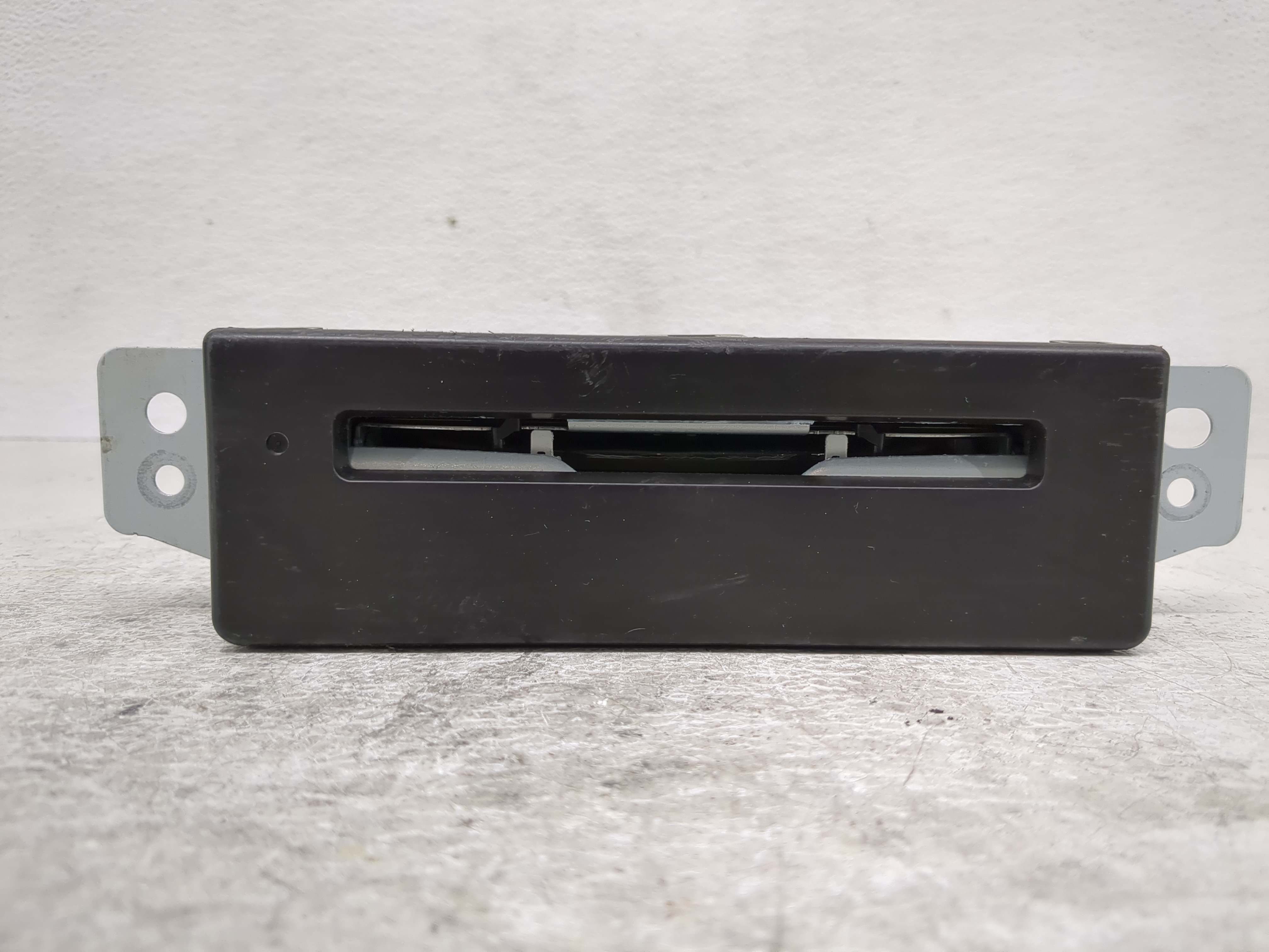 2016-2016 Chevrolet Silverado 1500 Am Fm Cd Player Radio Receiver 1198658 - Oemusedautoparts1.com