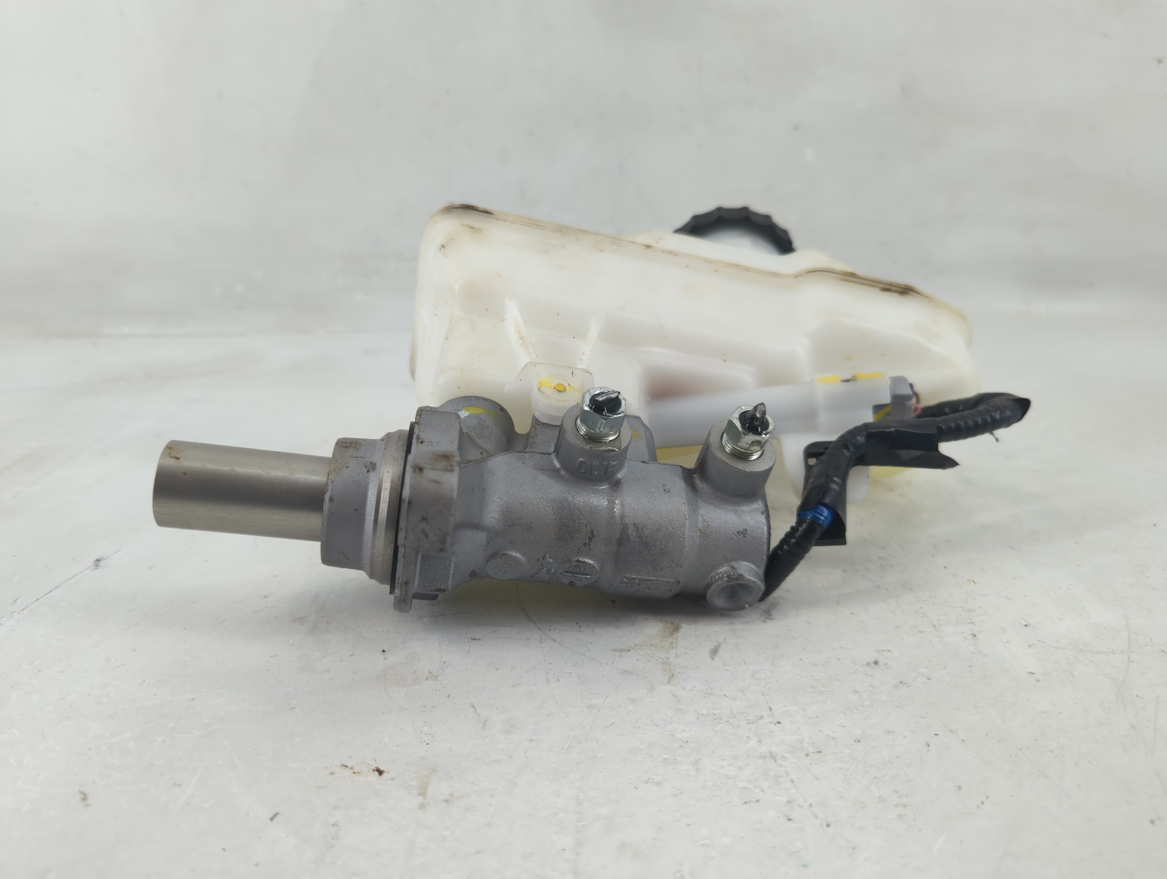 2022-2022 Toyota Tundra Brake Master Cylinder 1198842 - Oemusedautoparts1.com