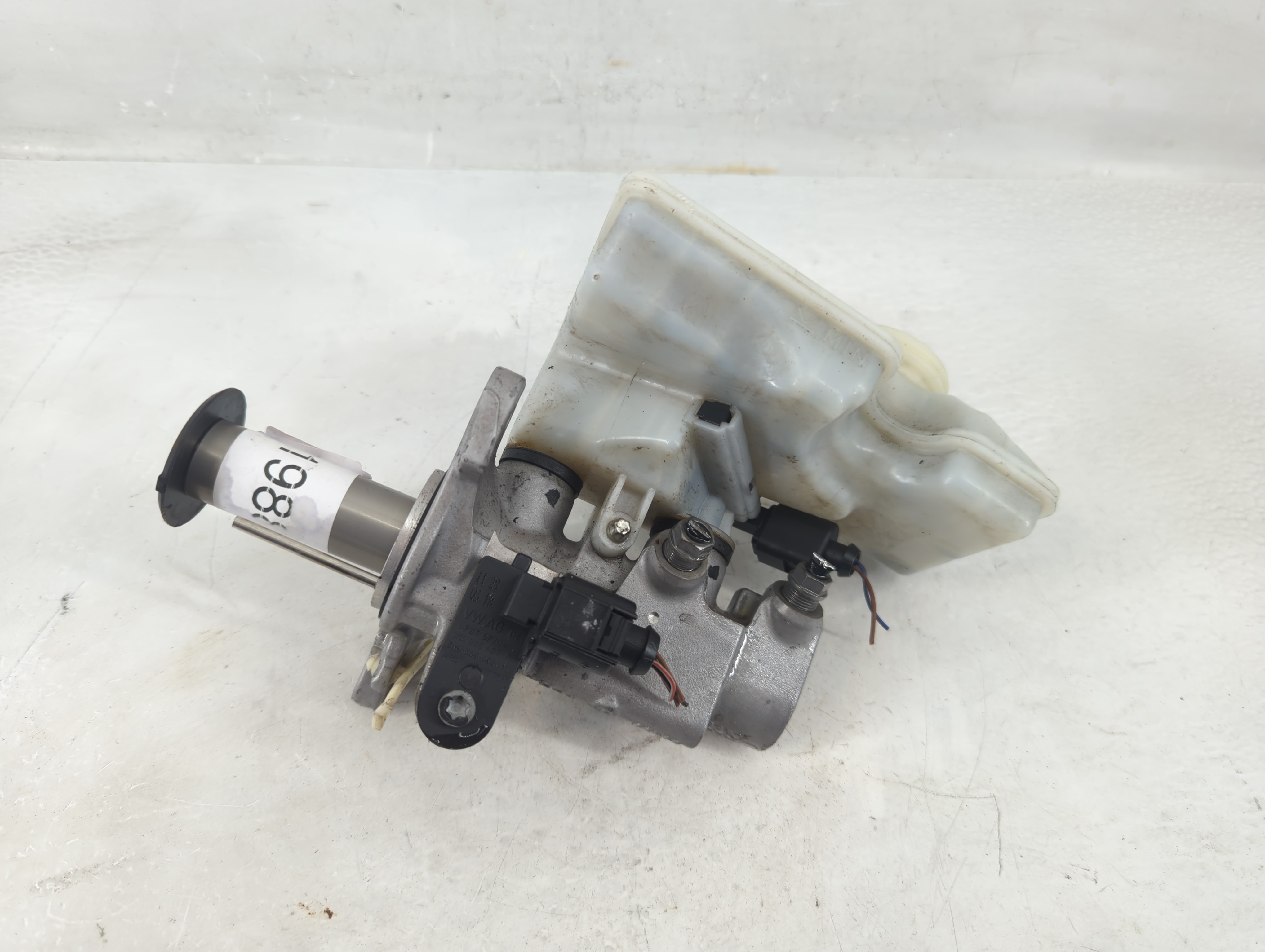 Volkswagen Atlas Brake Master Cylinder 1198887 - Oemusedautoparts1.com