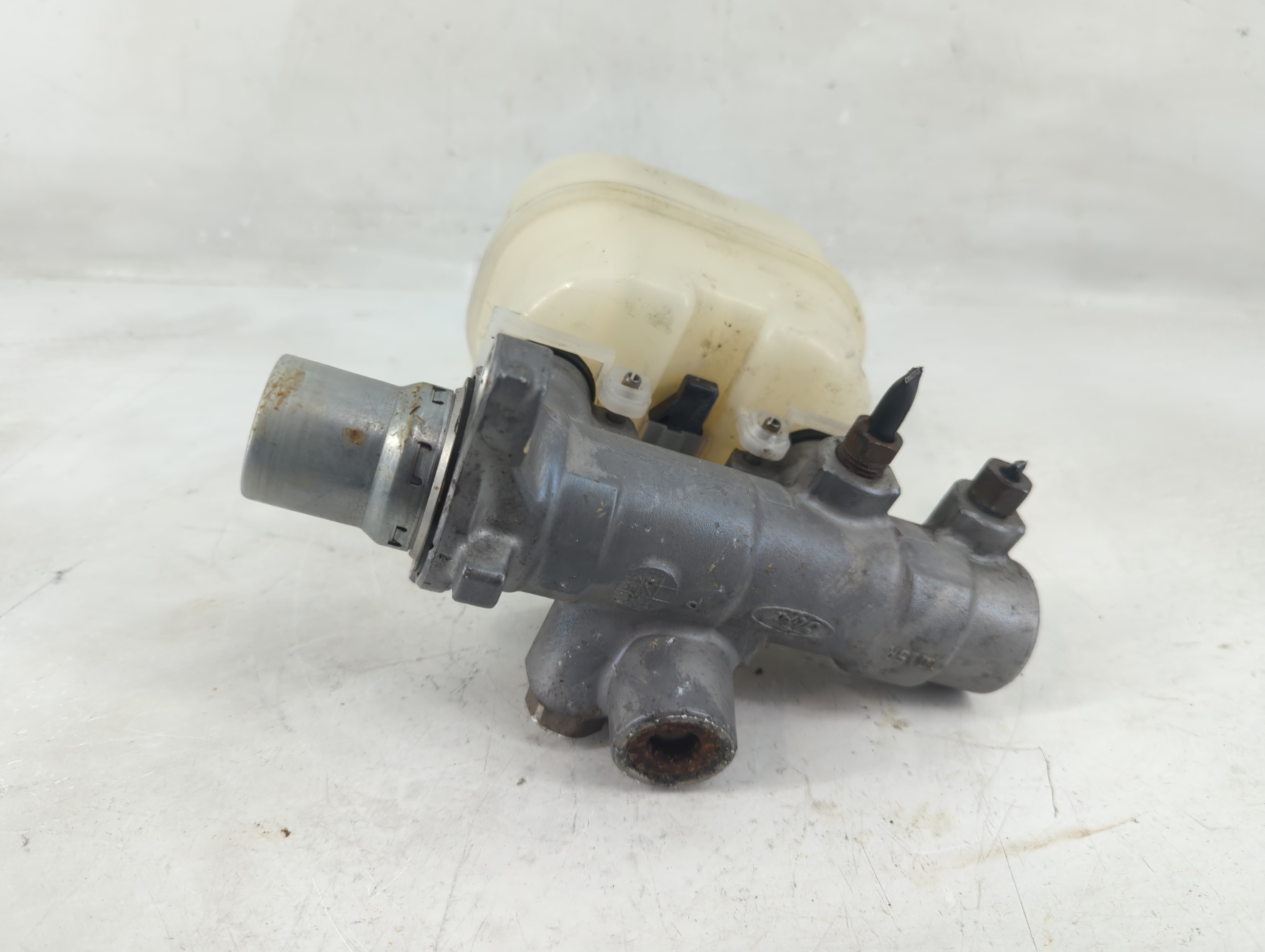 Ford Expedition Brake Master Cylinder 1198897 - Oemusedautoparts1.com