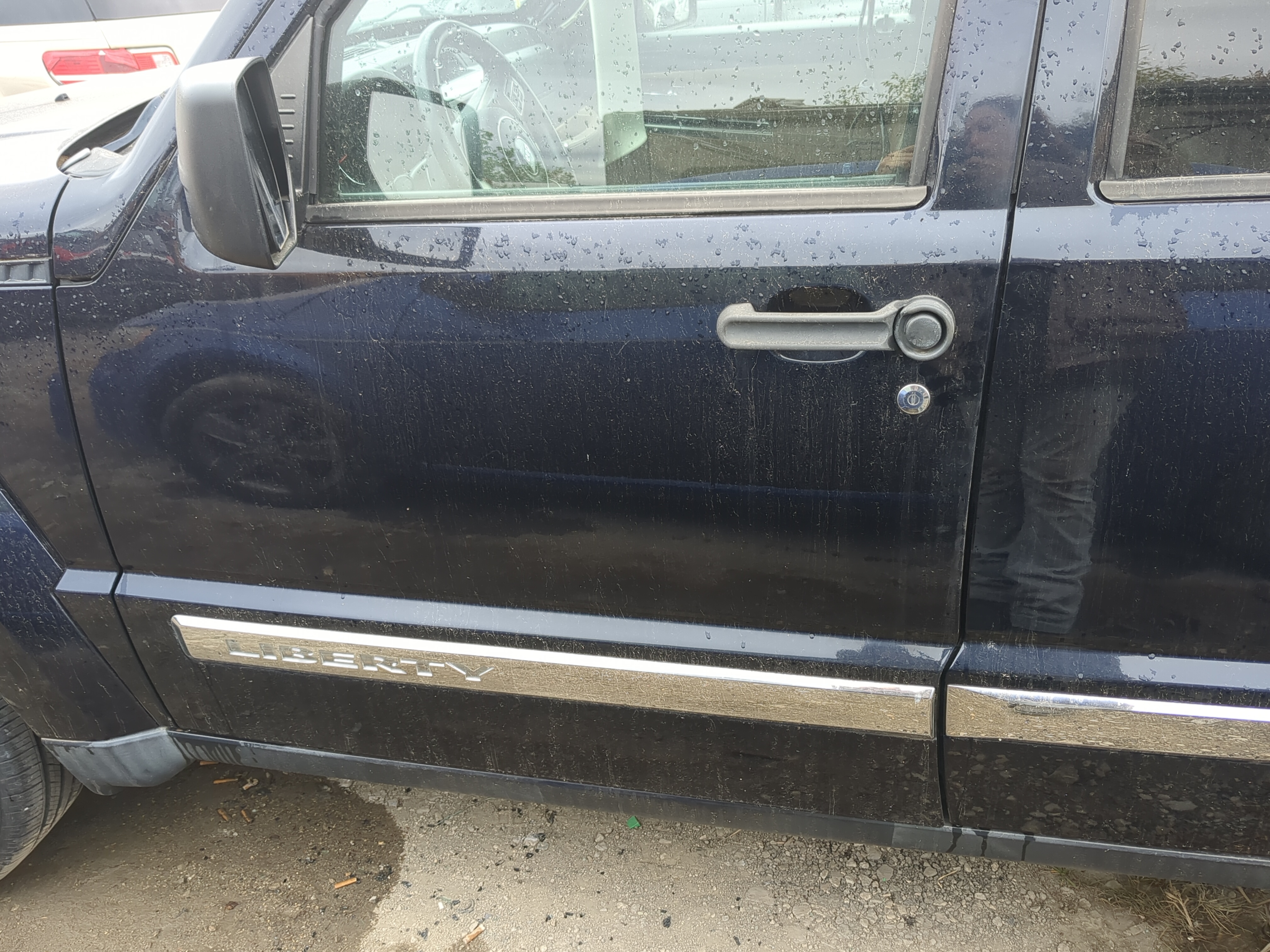 2008-2012 Jeep Liberty Driver Front Door Oem 1199910 - Oemusedautoparts1.com