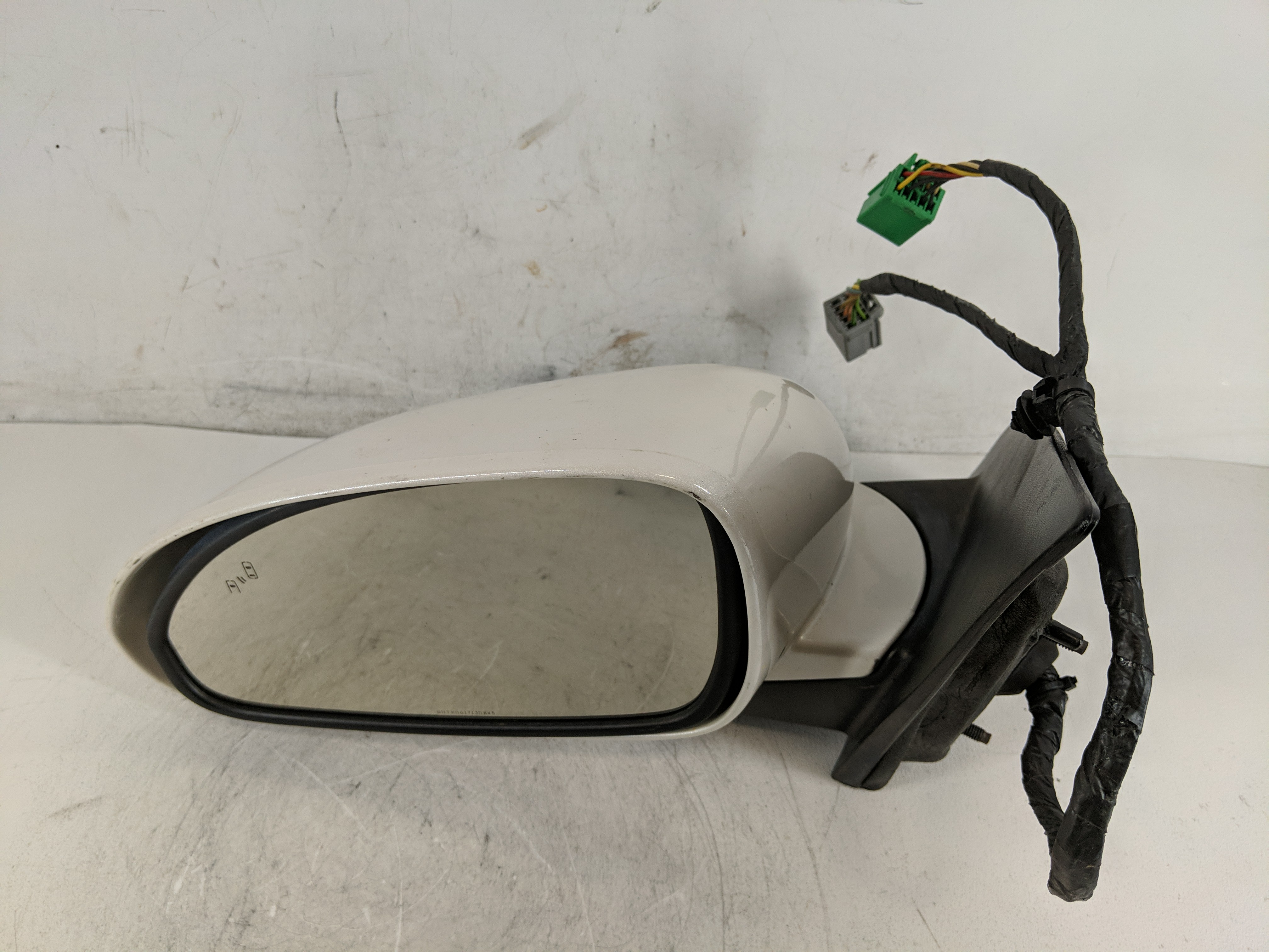 2013-2017 Buick Enclave Driver Left Side View Power Door Mirror White 1202973 - Oemusedautoparts1.com