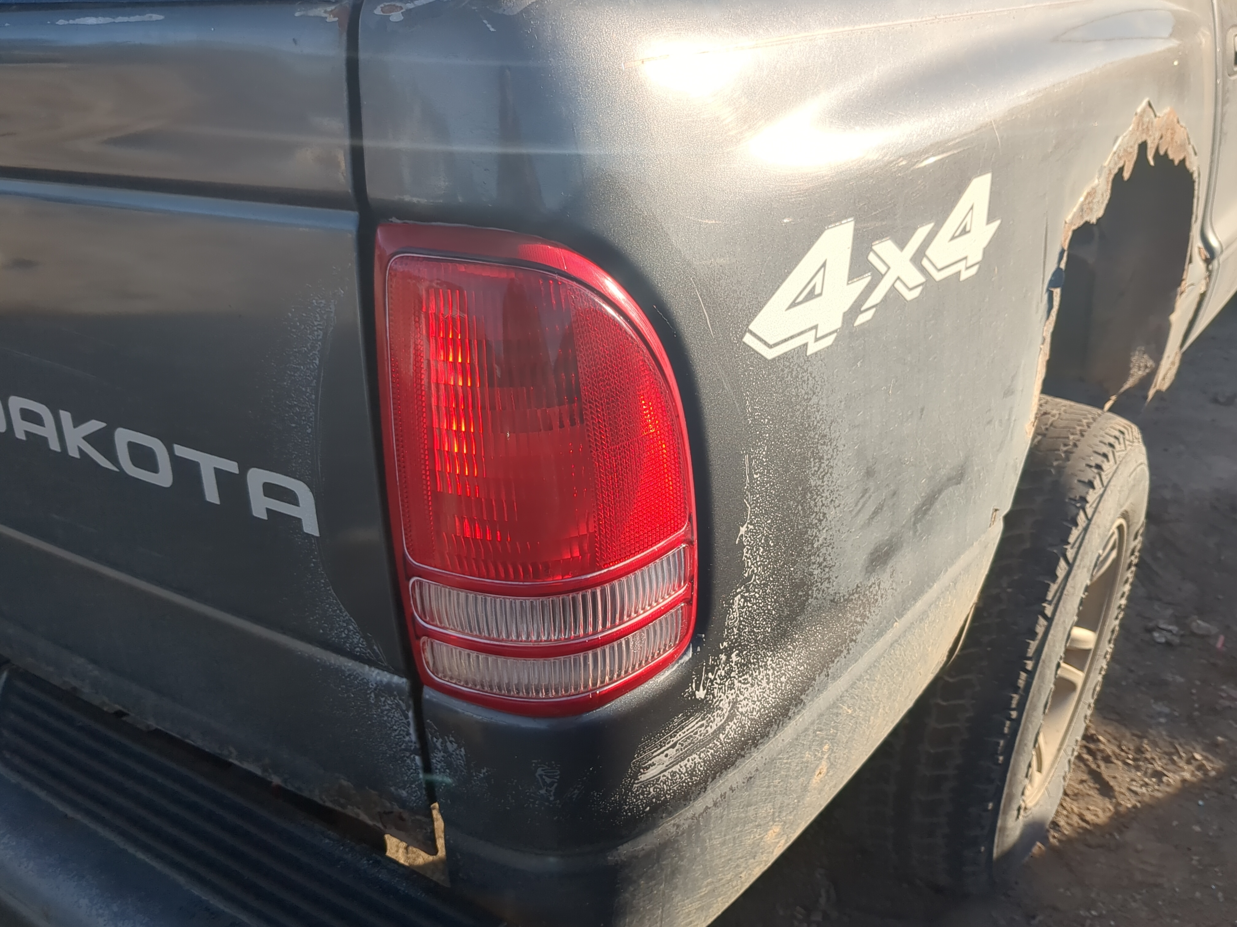 Picture of 1997-2004 Dodge Dakota Passenger Right Side Tail Light Taillight Oem 1203438