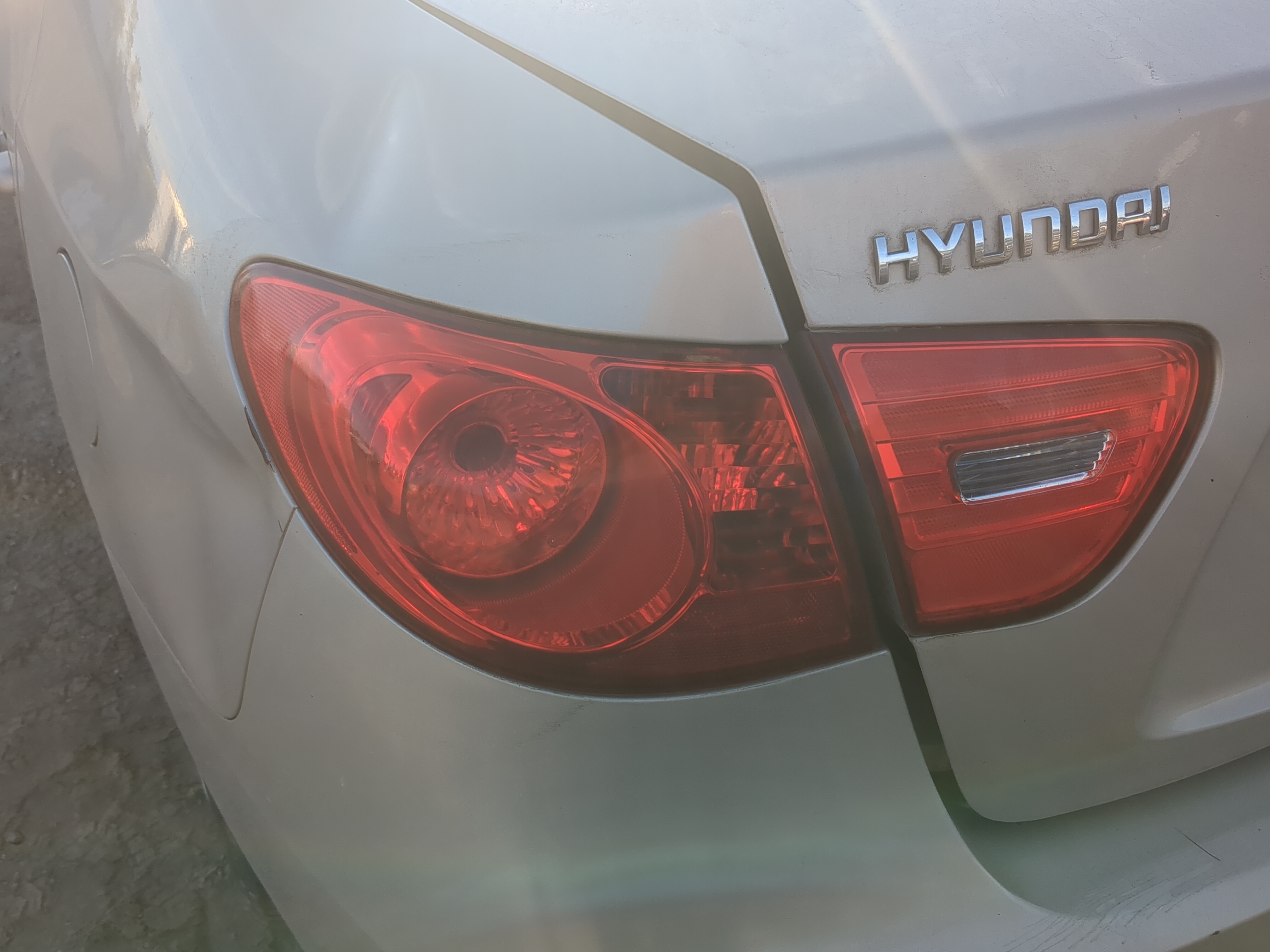 Picture of 2007-2010 Hyundai Elantra Driver Left Side Tail Light Taillight Oem 1203639