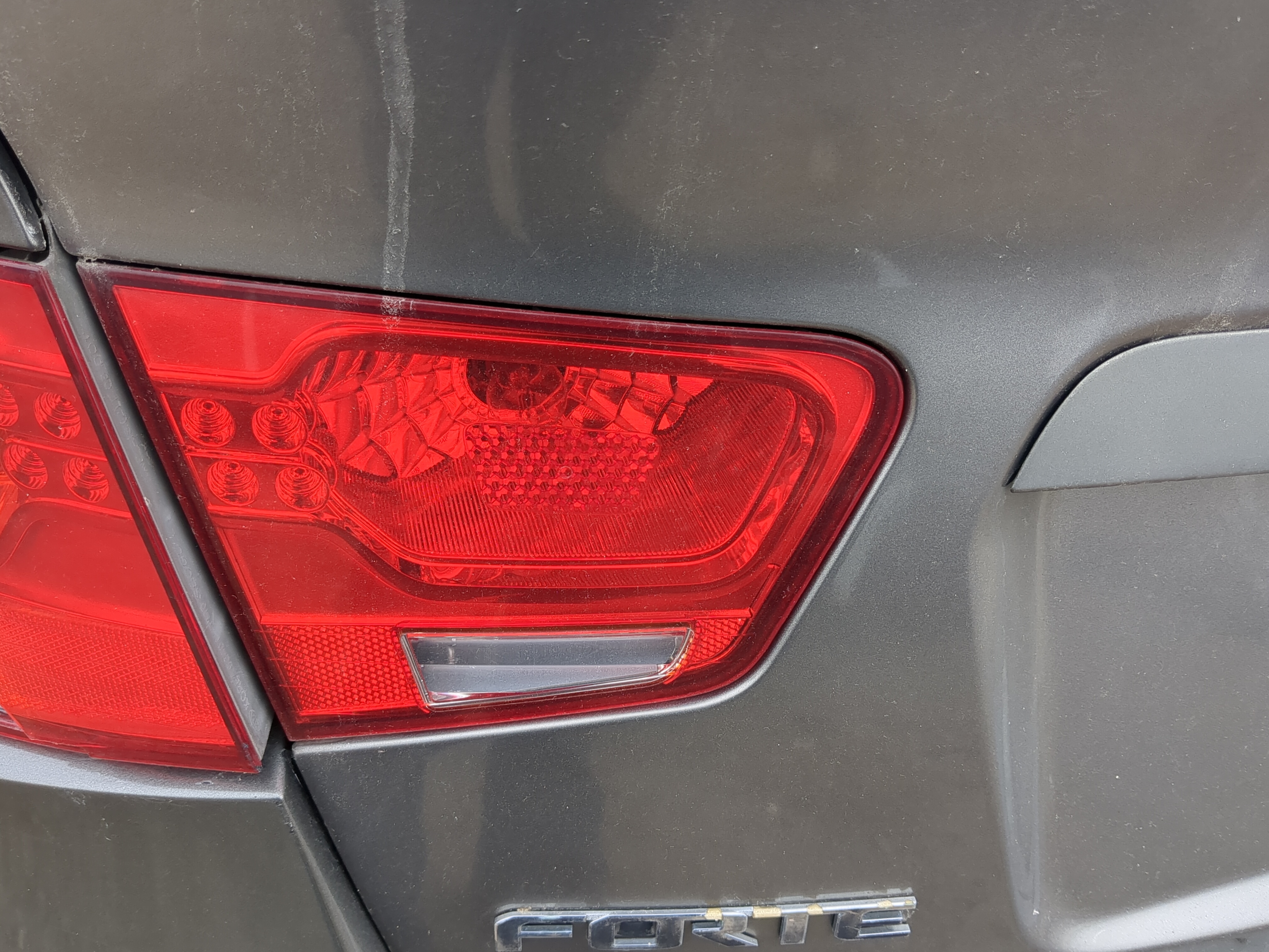 2010 Kia Forte Driver Left Side Tail Light Taillight Deck Lid Mounted 1206094 - Oemusedautoparts1.com