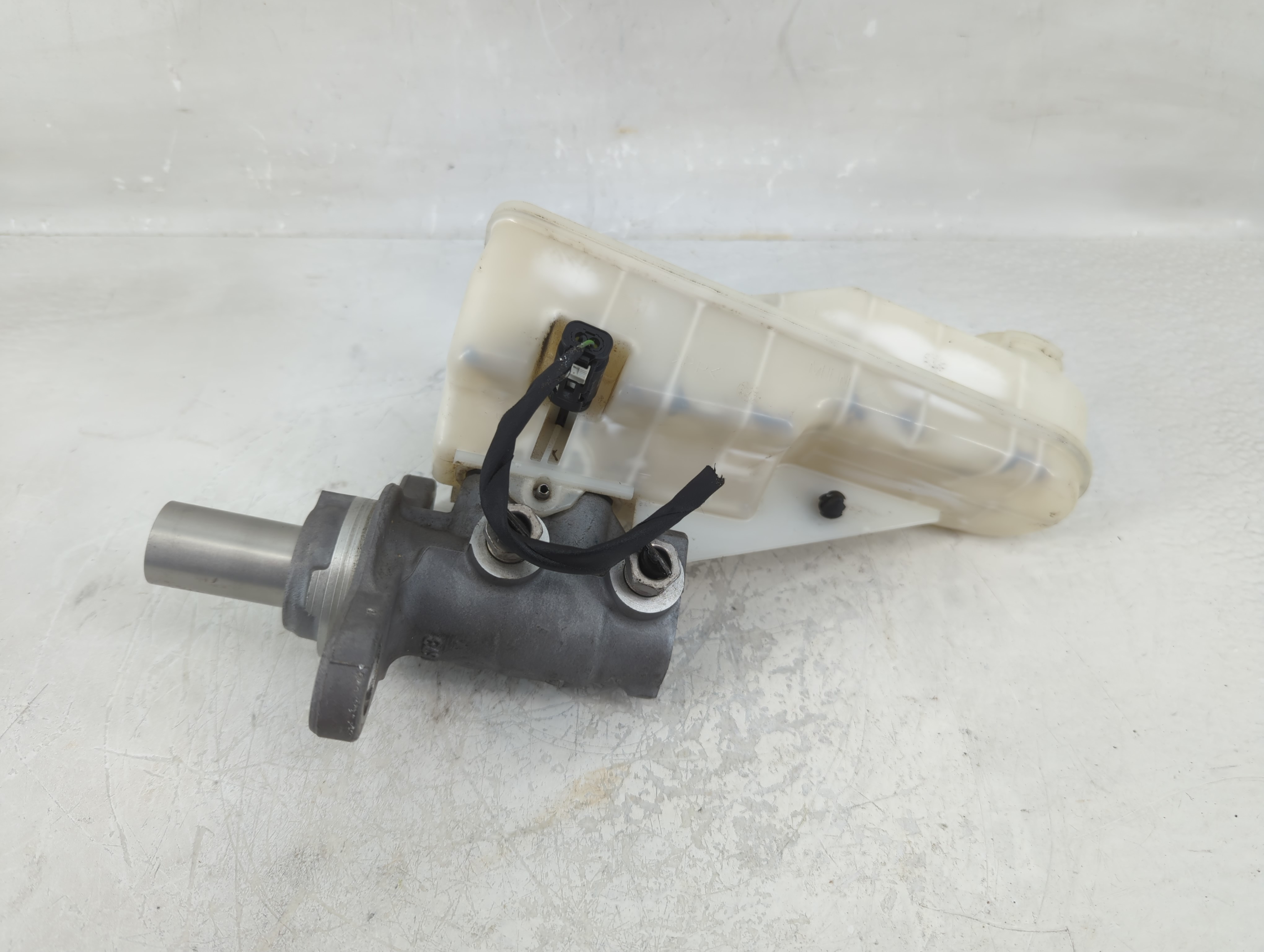 2016-2021 Chevrolet Malibu Brake Master Cylinder 1206486 - Oemusedautoparts1.com