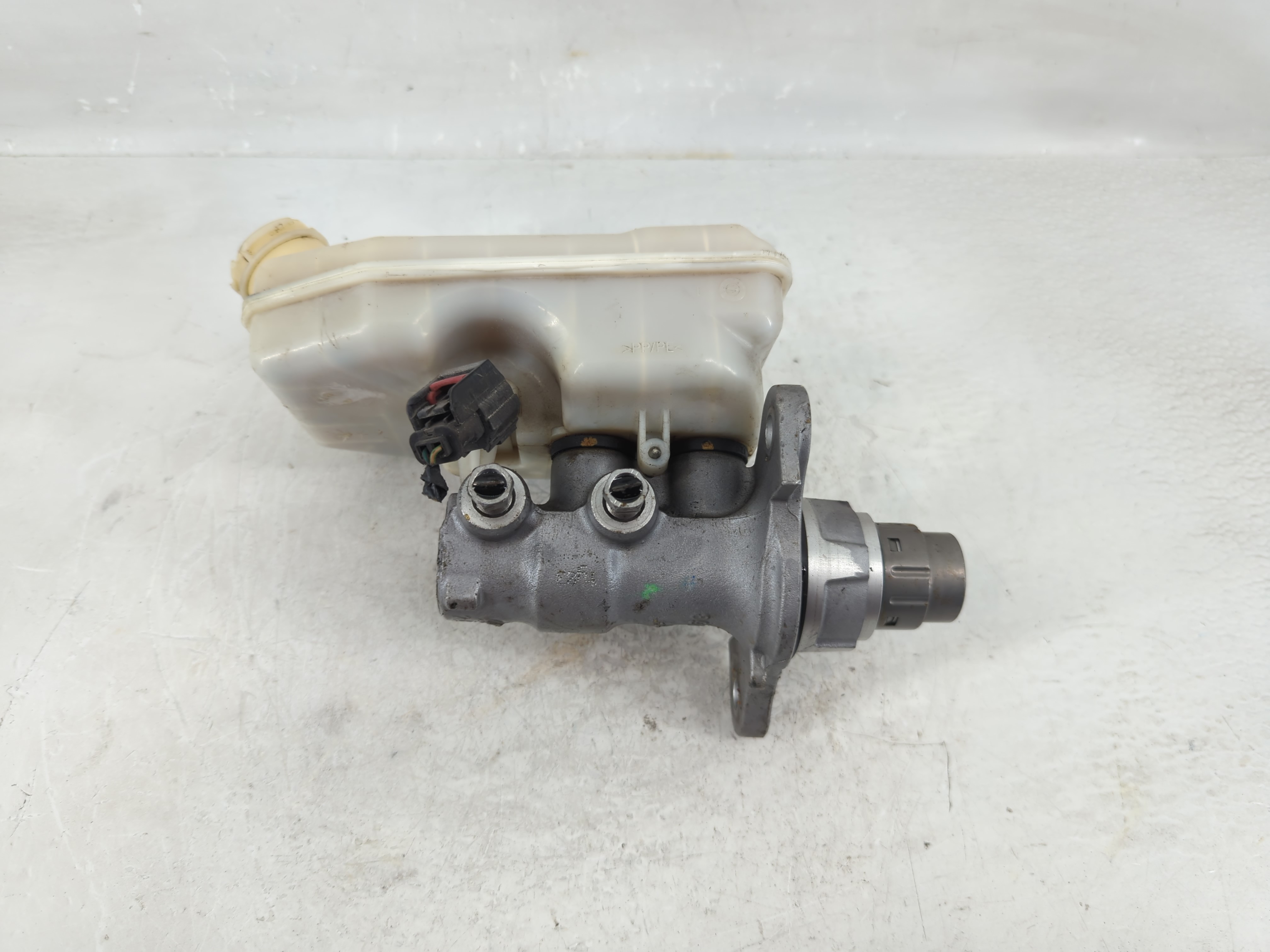 2012-2016 Chrysler Town & Country Brake Master Cylinder 1206989 - Oemusedautoparts1.com