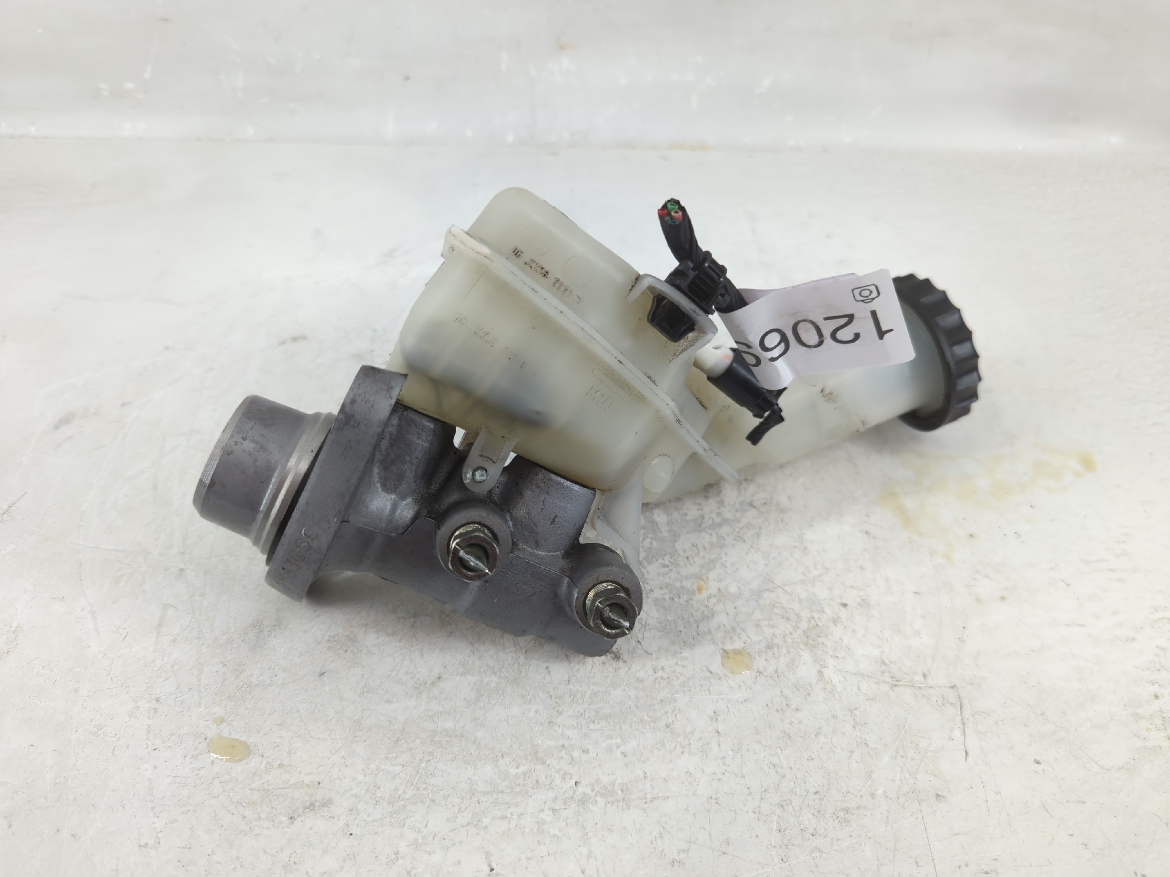 2014-2016 Mitsubishi Outlander Brake Master Cylinder 1206992 - Oemusedautoparts1.com