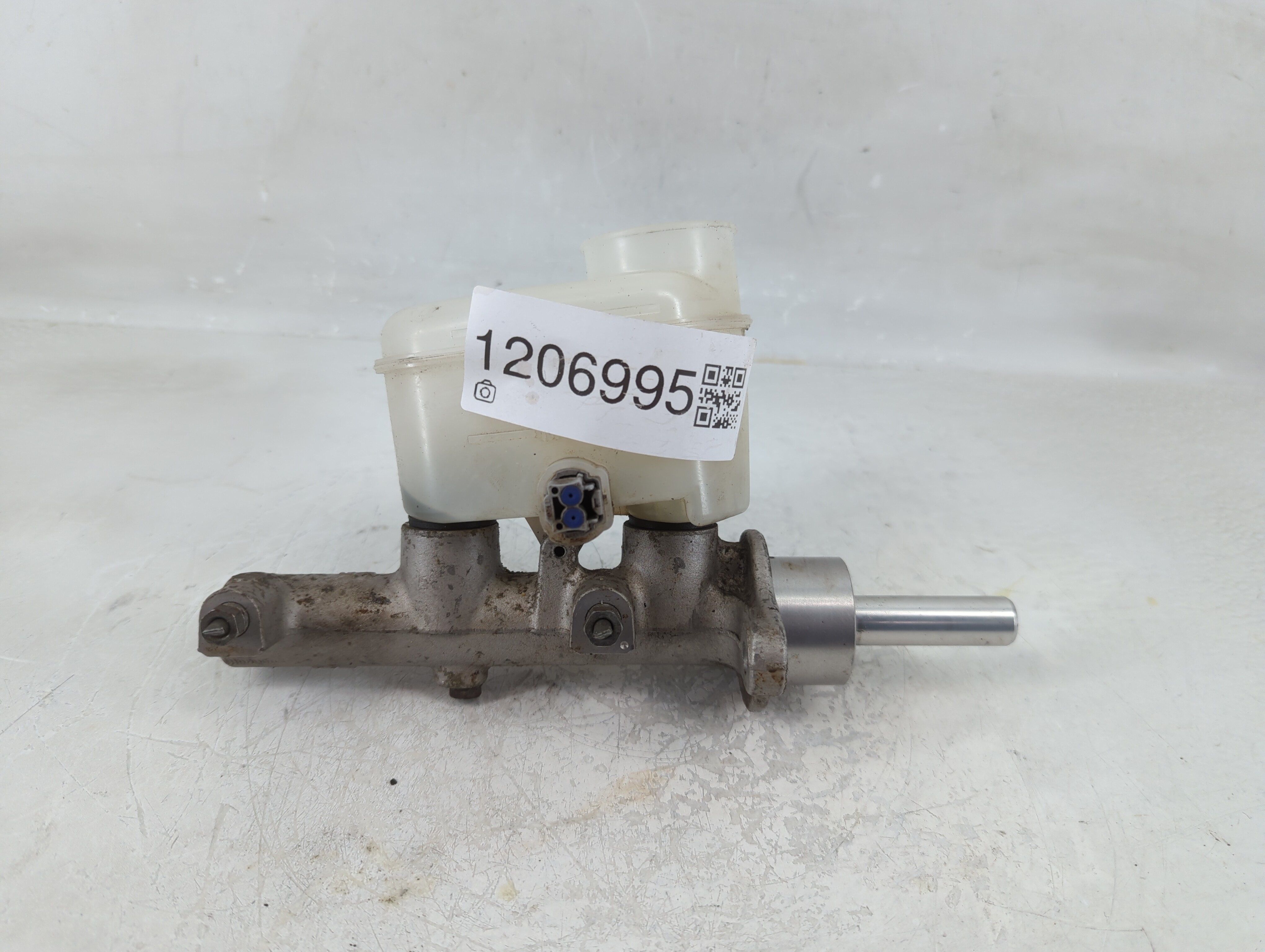 2000-2006 Toyota Tundra Brake Master Cylinder 1206995 - Oemusedautoparts1.com