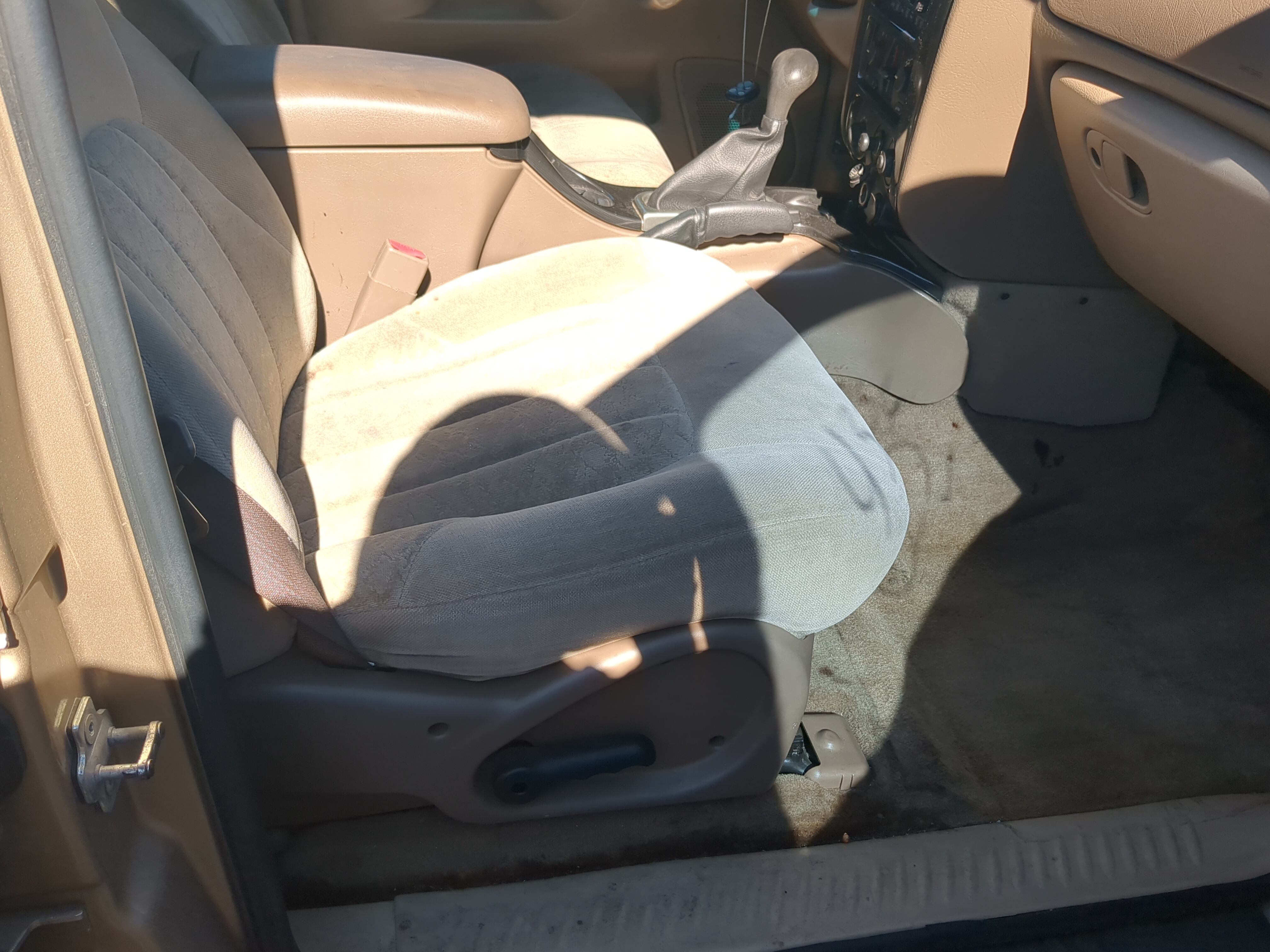 2004-2004 Gmc Envoy Passenger Front Seat Oem 1207736 - Oemusedautoparts1.com