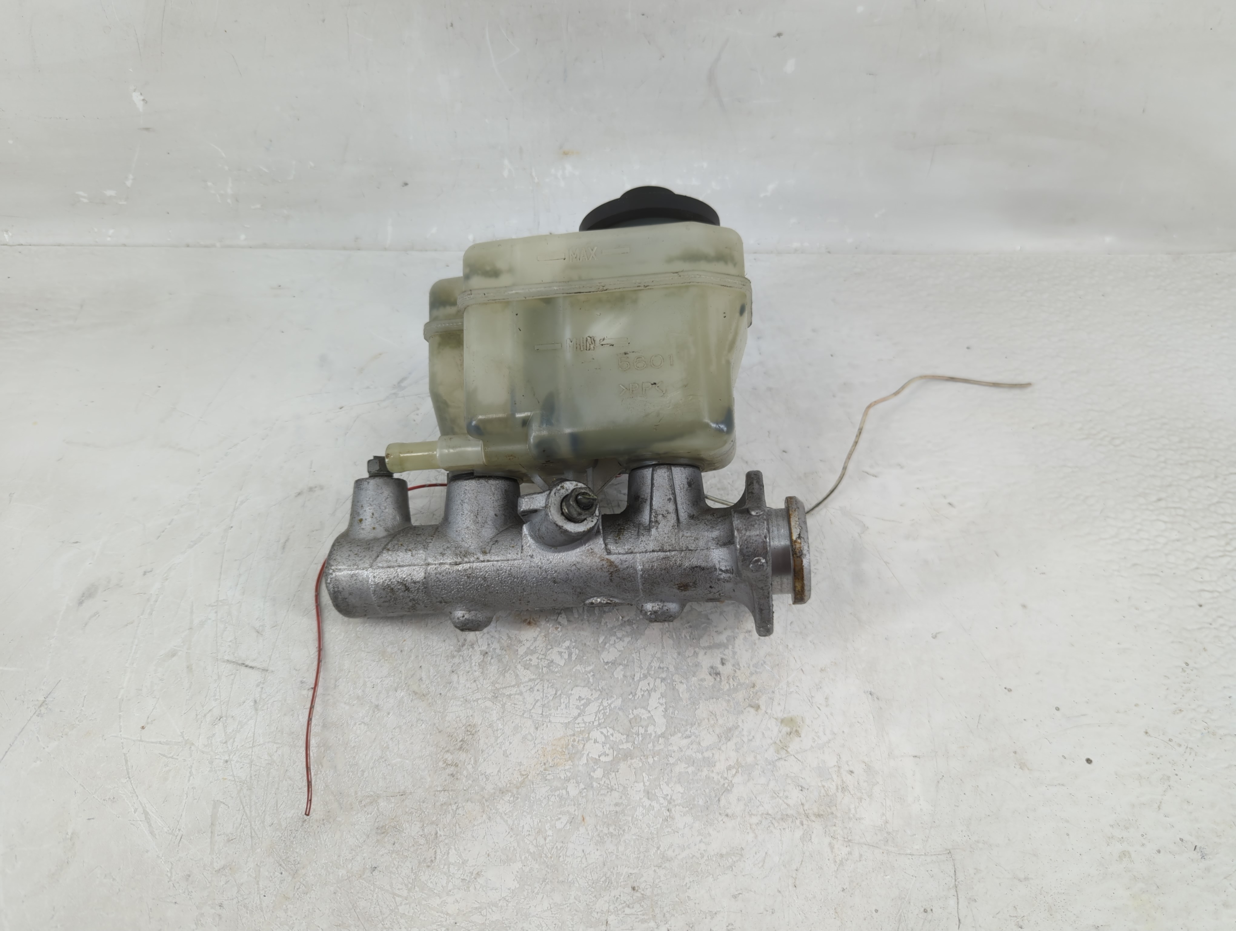 Picture of 2000-2001 Lexus Es300 Brake Master Cylinder 1208514