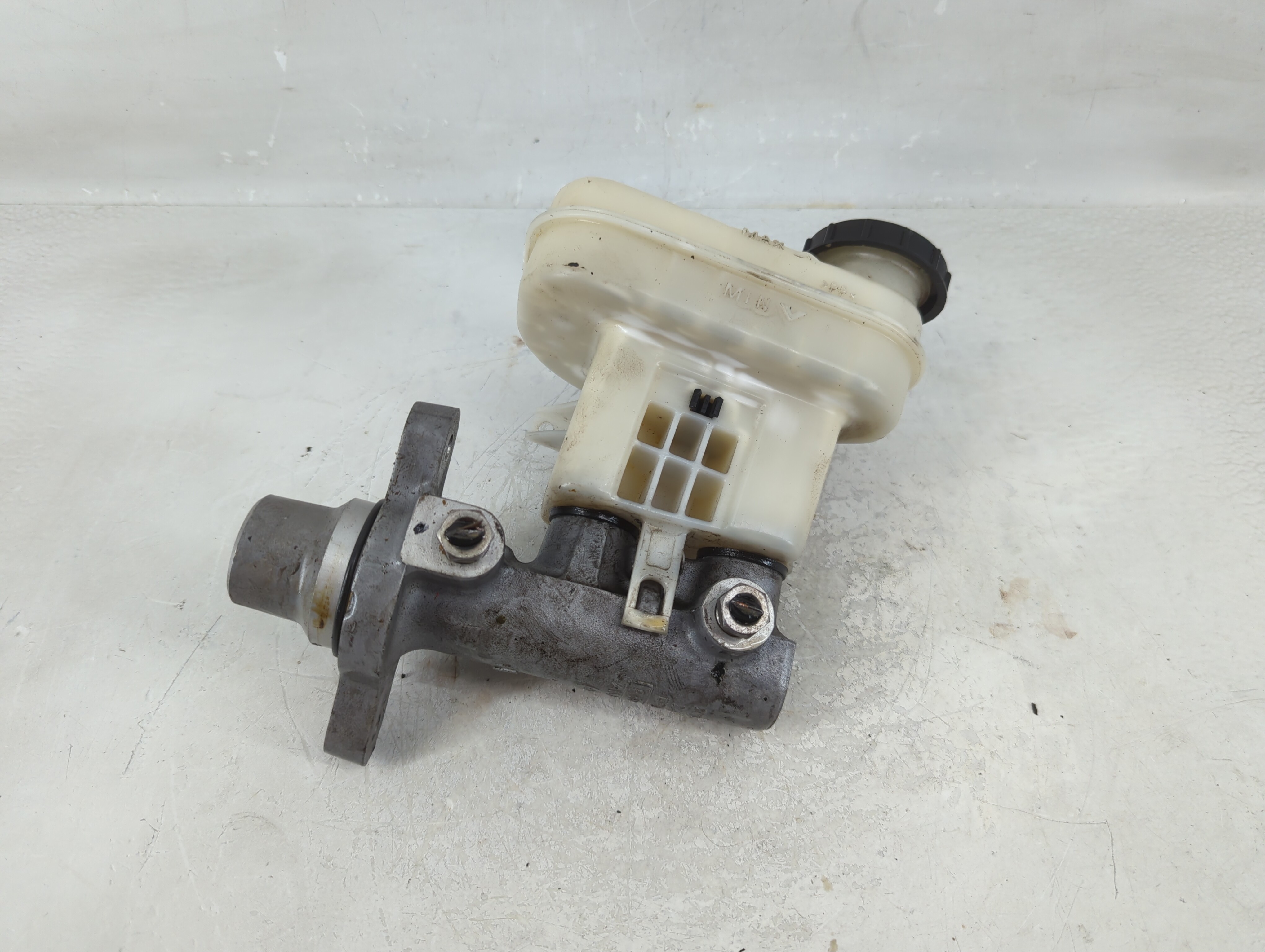 2009-2012 Lincoln Mks Brake Master Cylinder 1208908 - Oemusedautoparts1.com